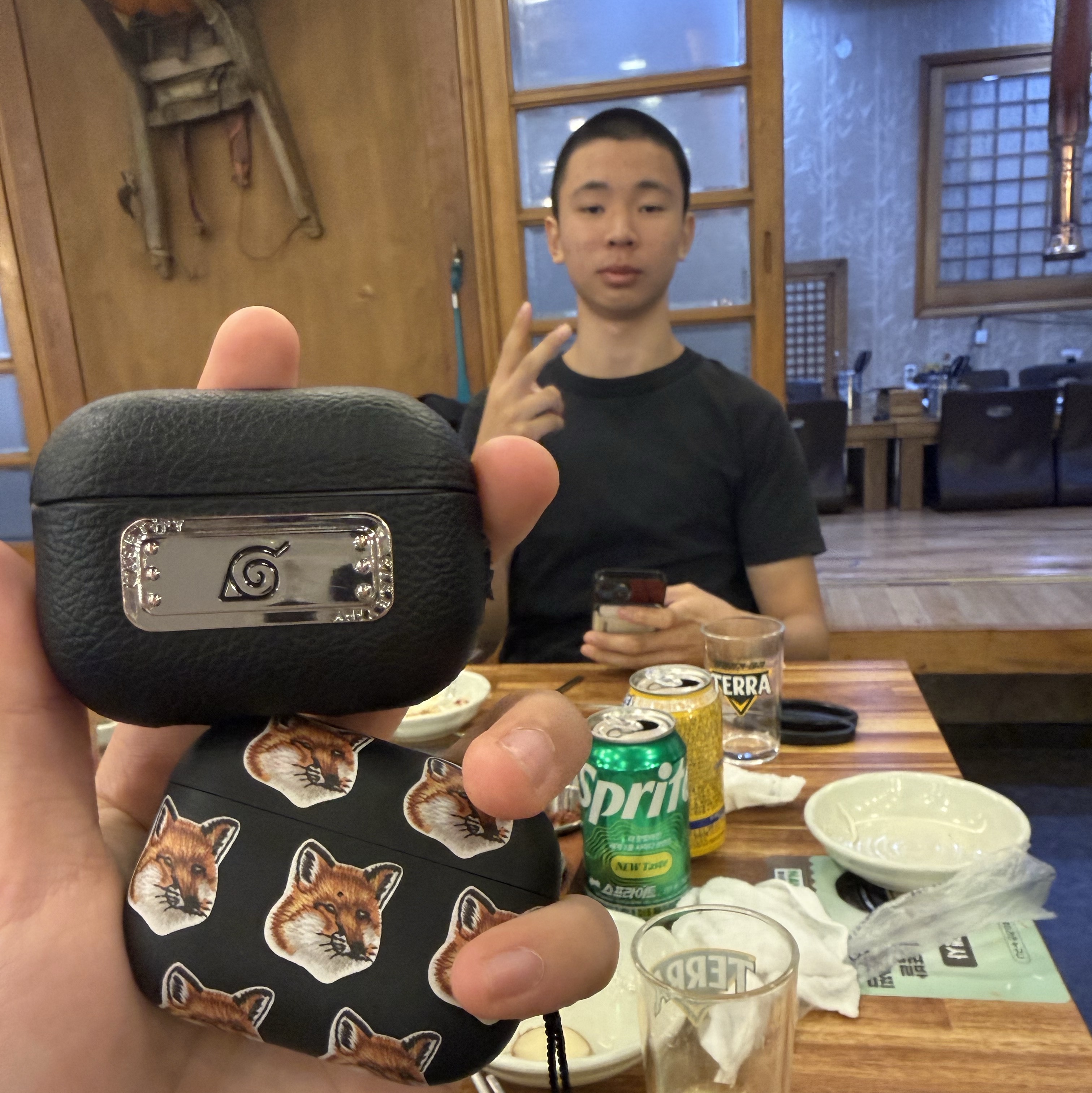 Casetify x Naruto Konoha AirPods Pro 1st/2nd Case Black, Maison Kitsune x Native Union All Over Fox Head Airpods Pro 2 Case Black 착용 스타일