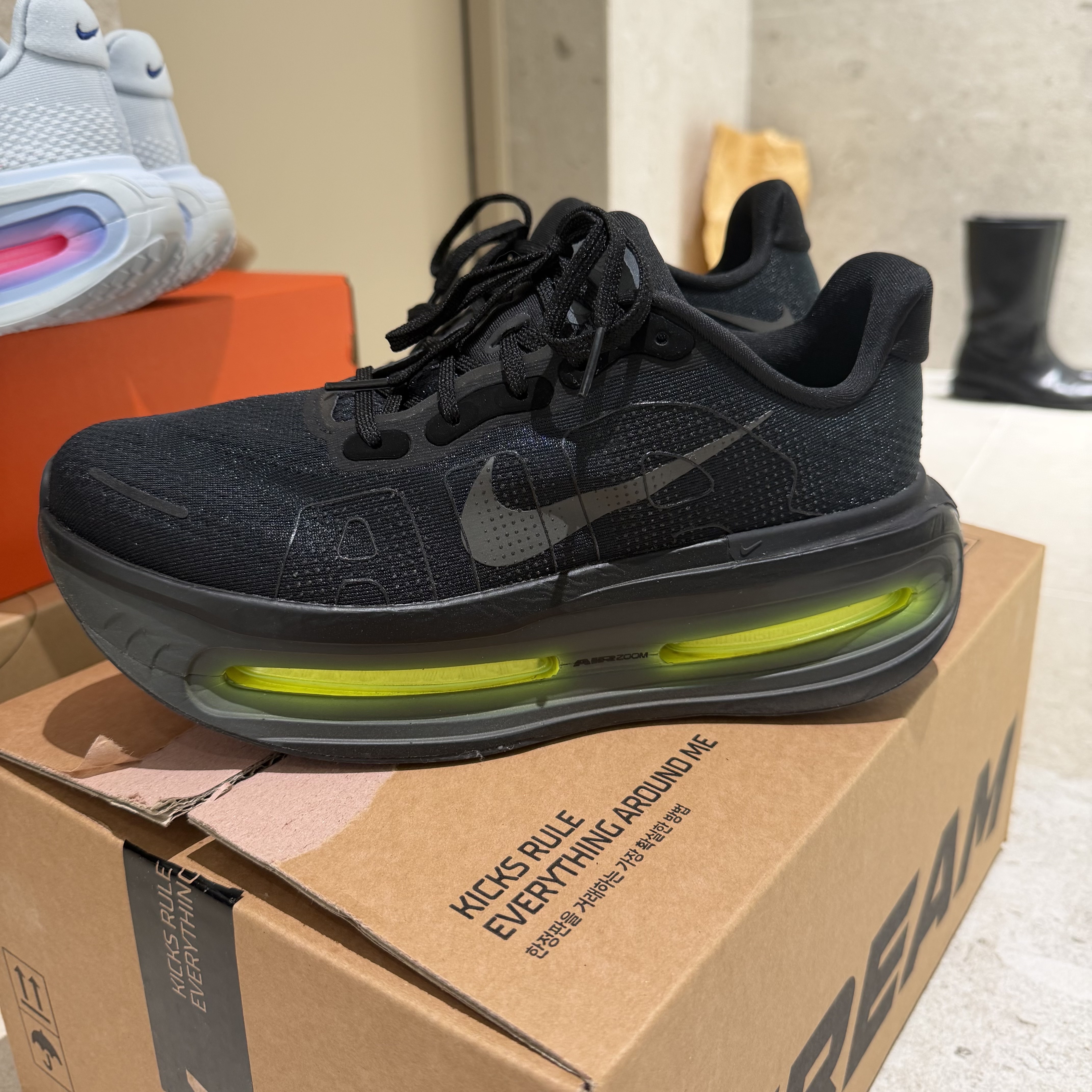Nike Vomero Premium Black Iron Grey 착용 스타일