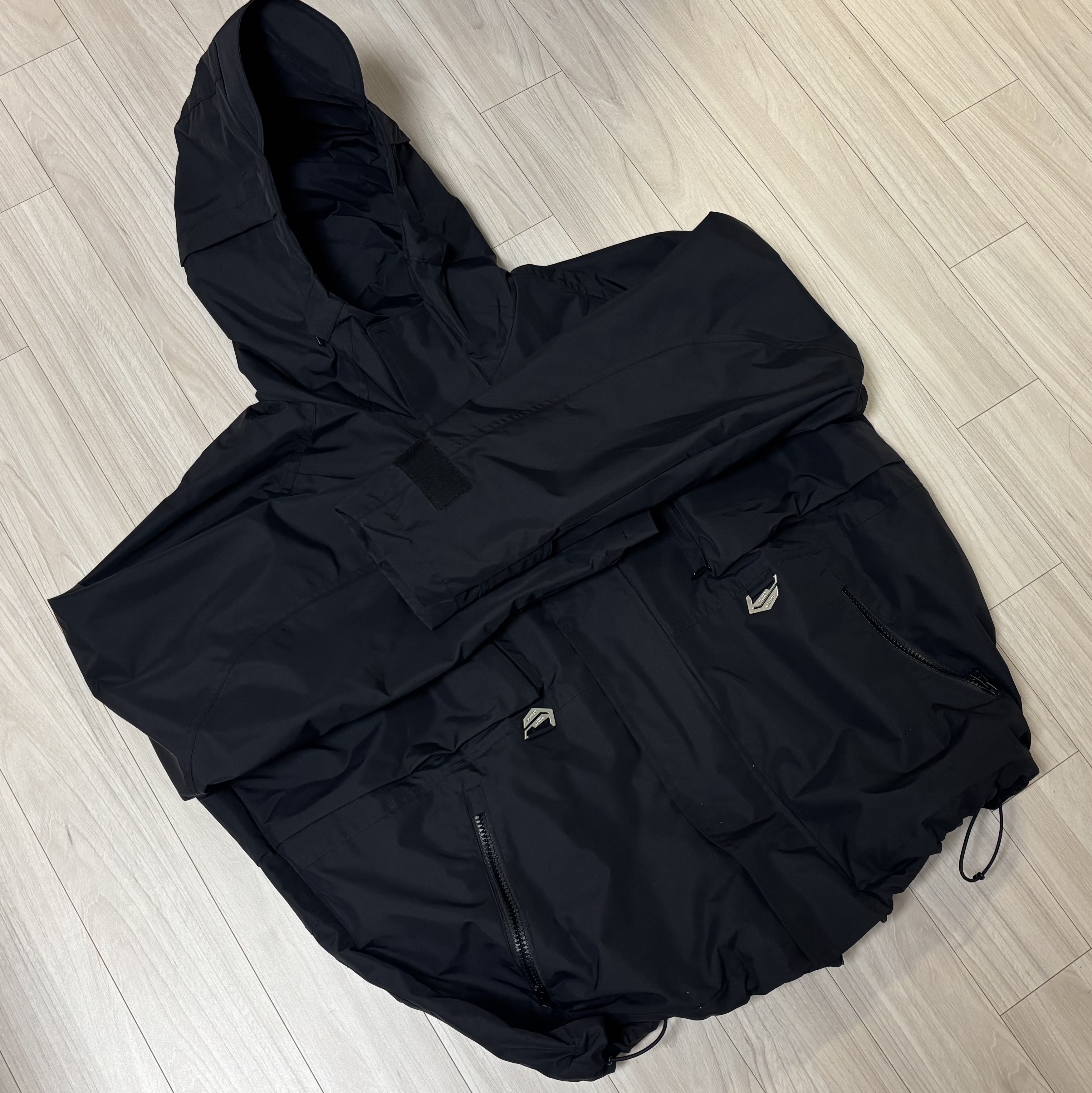 Undermycar x Atmos Samadhi Ashtanga Shell Parka Pirate Black - 23FW 착용 스타일