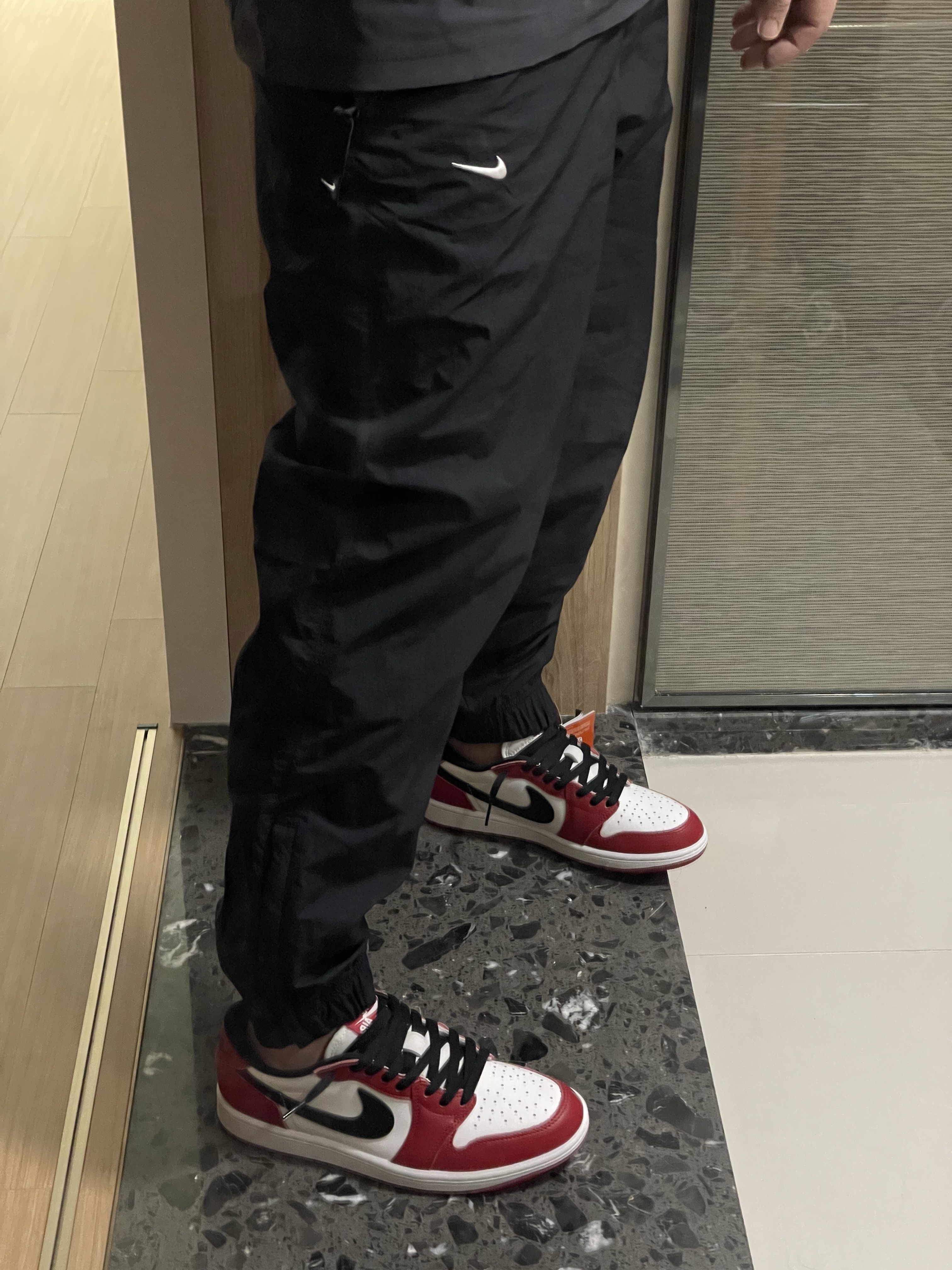 Jordan 1 Retro Low OG Chicago, Nike NRG Solo Swoosh Woven Track Pants Black White - Asia 착용 스타일 - 1