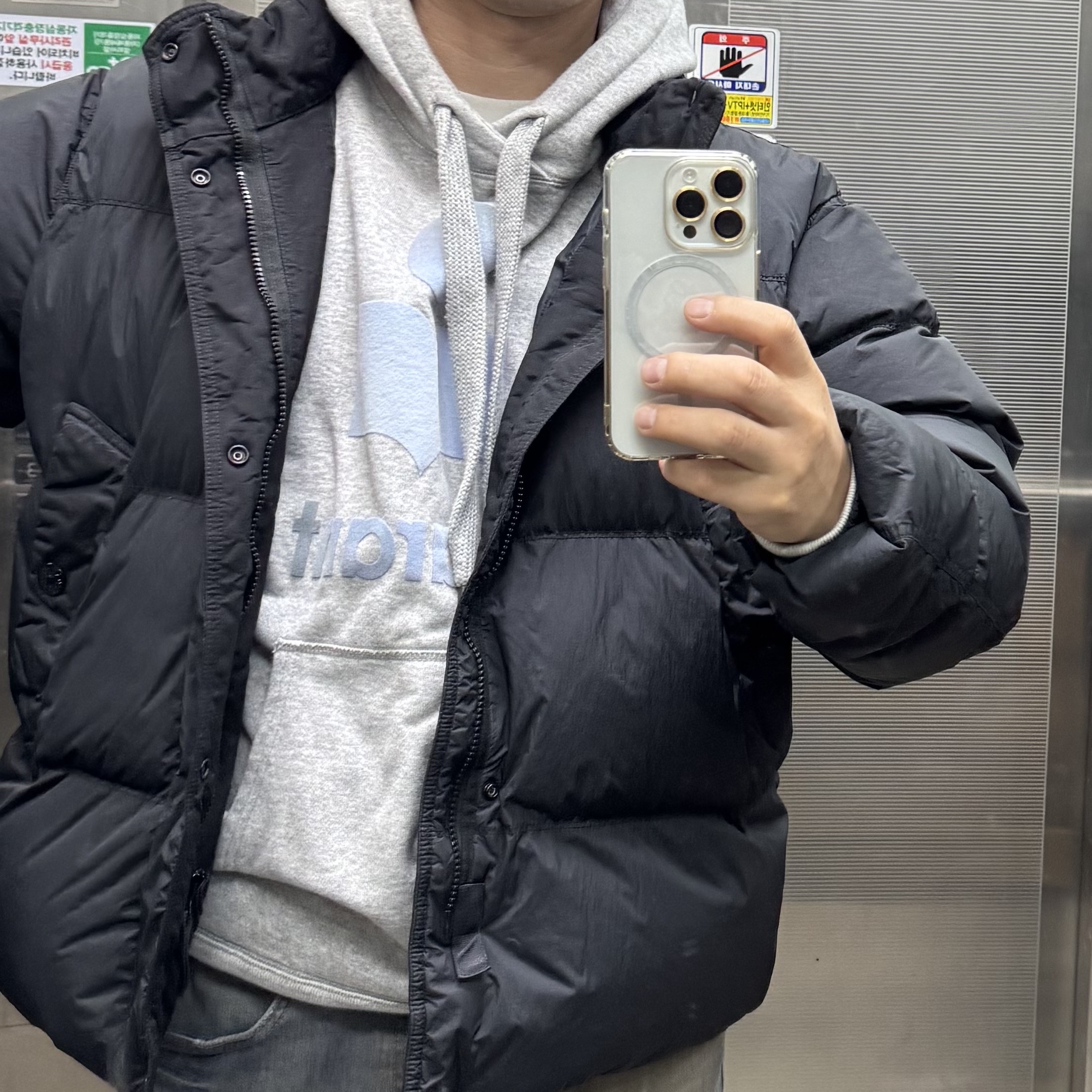 Stone Island 4100010 Crinkle Reps NY Recycled Nylon Down Jacket with Wind Resistant Black - 25FW 착용 스타일