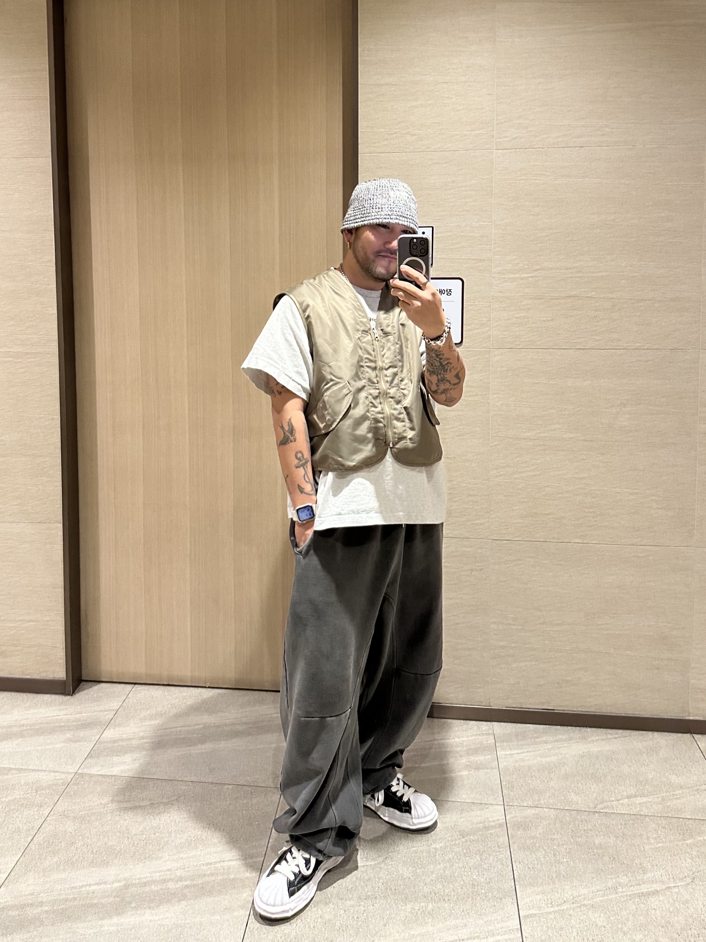 Stussy Mixed Yarn Knit Bucket Hat Black, Yeezy x Gosha Rubchinskiy YZY Black Dogs T-Shirt Heather Grey 착용 스타일 - 2