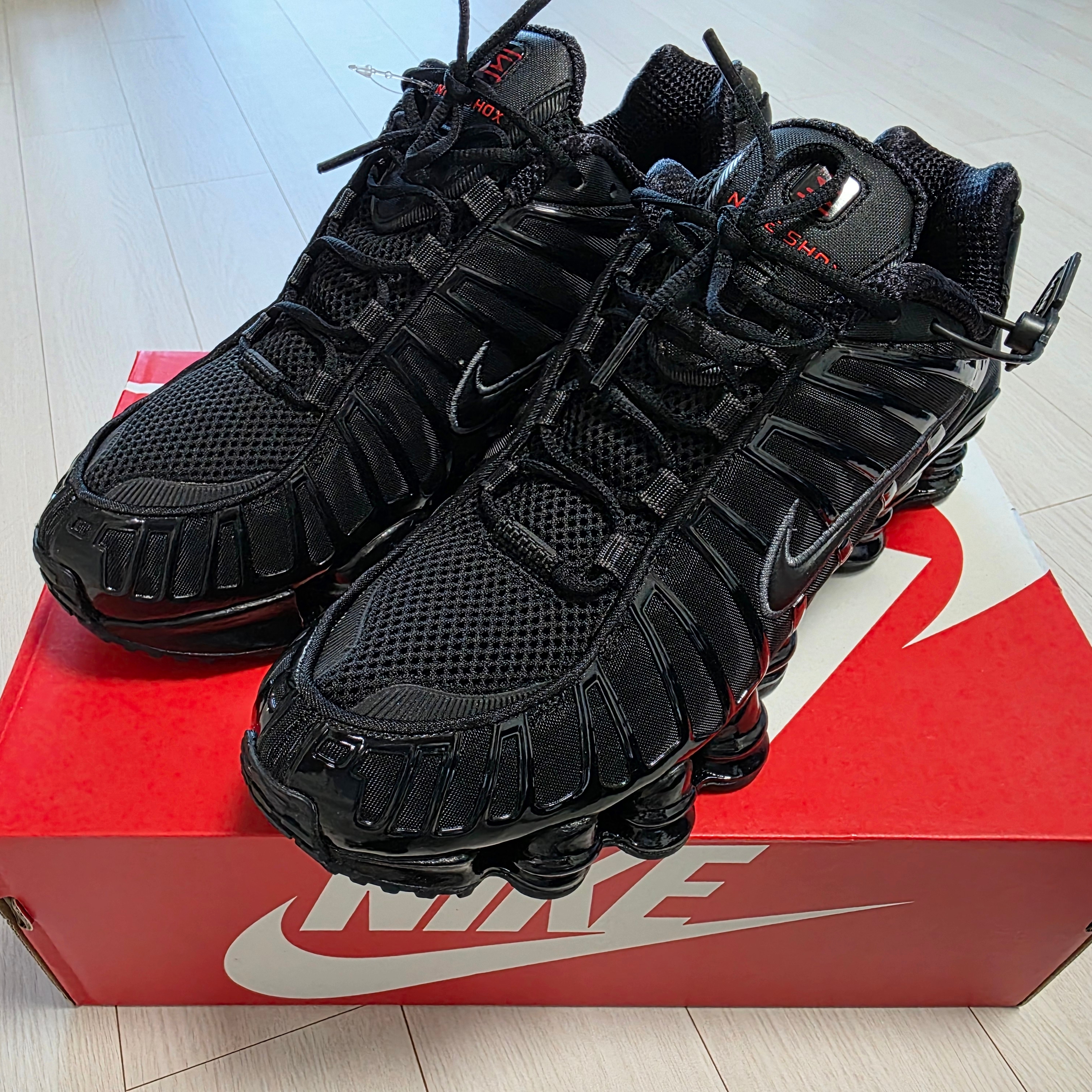 Nike Shox TL Black Metallic Hematite 착용 스타일