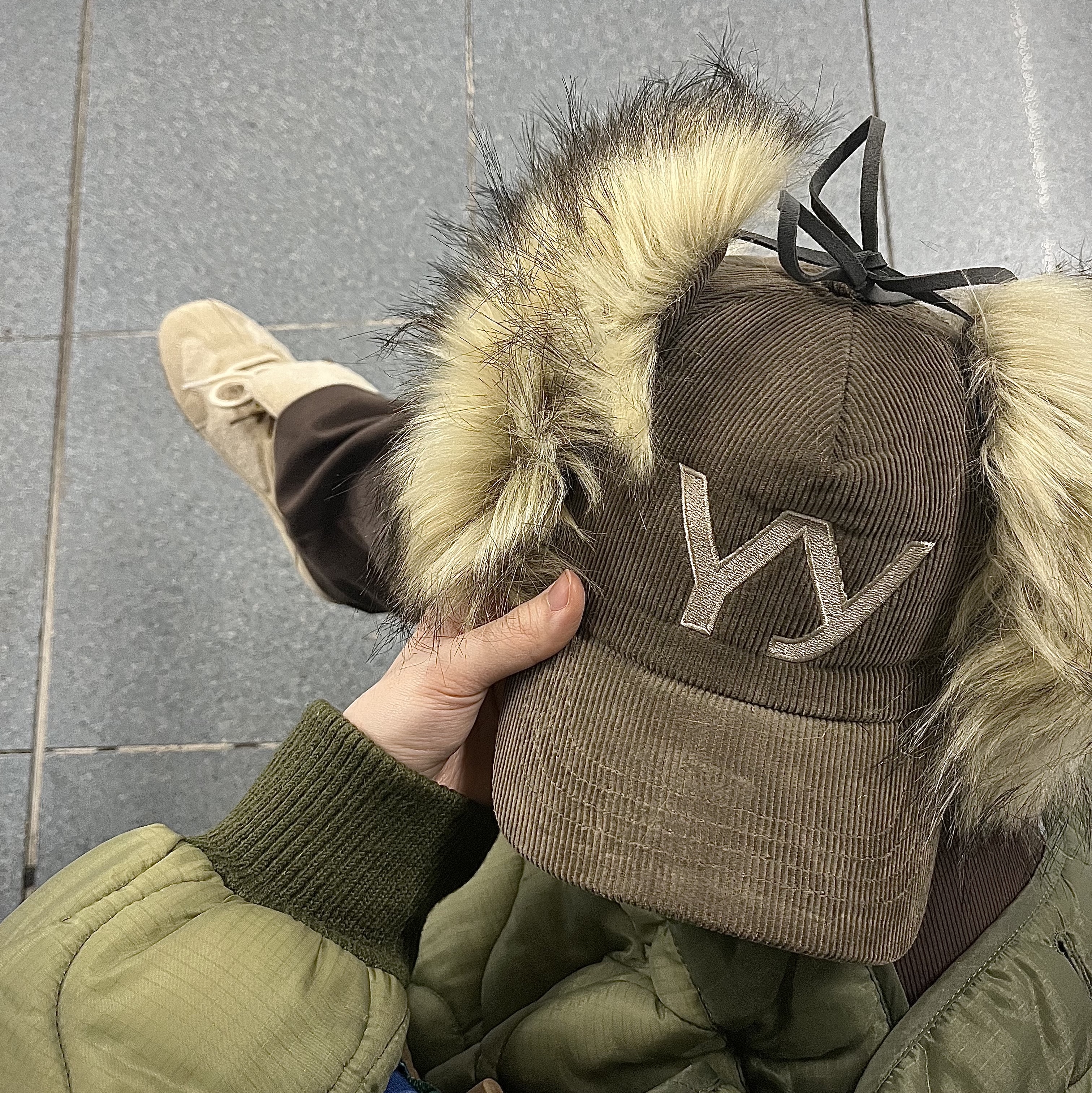 Open Yy Faux Fur Corduroy Earflap Cap Khaki 착용 스타일 - 2
