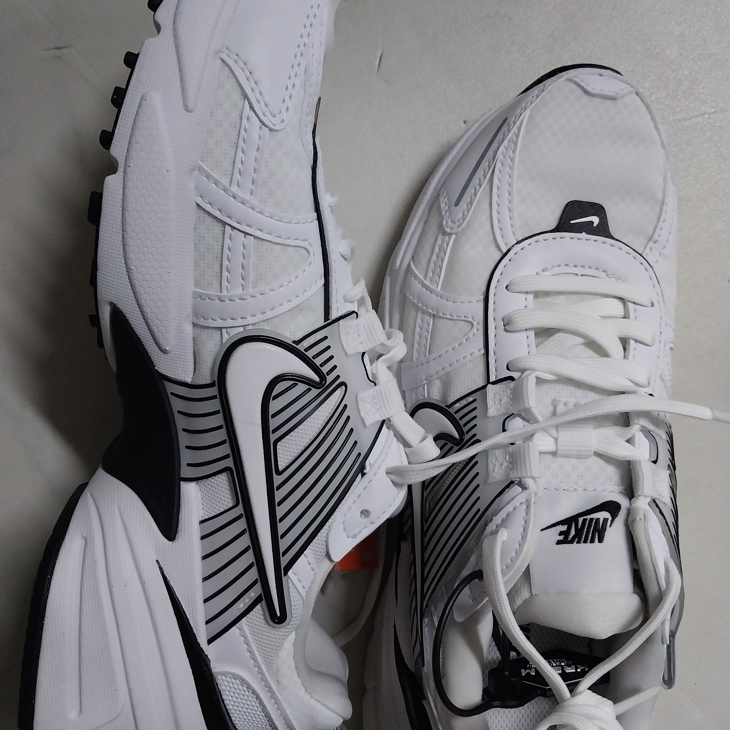 (W) Nike V2K Run White Platinum Tint 착용 스타일