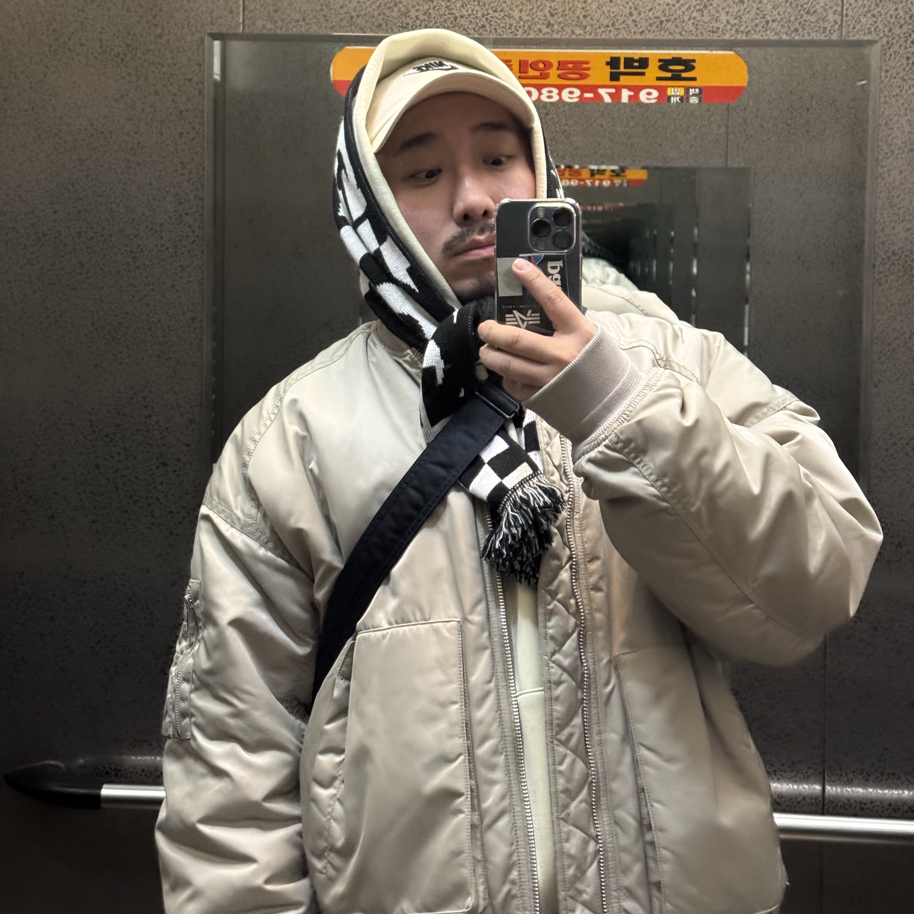 CDG Logo Check Muffler White Black 착용 스타일