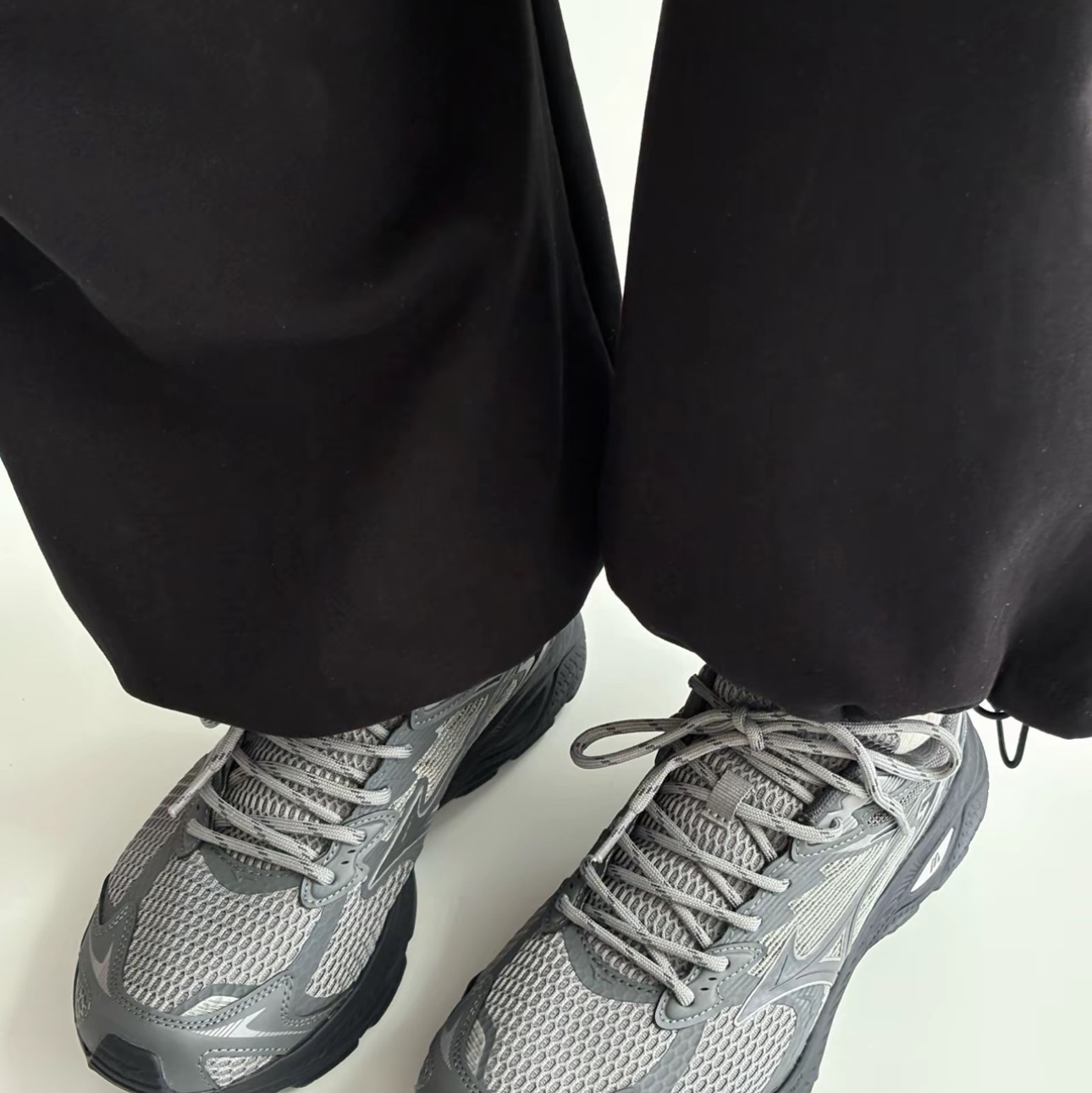 Mizuno Racer V2 Grey Black 착용 스타일 - 2