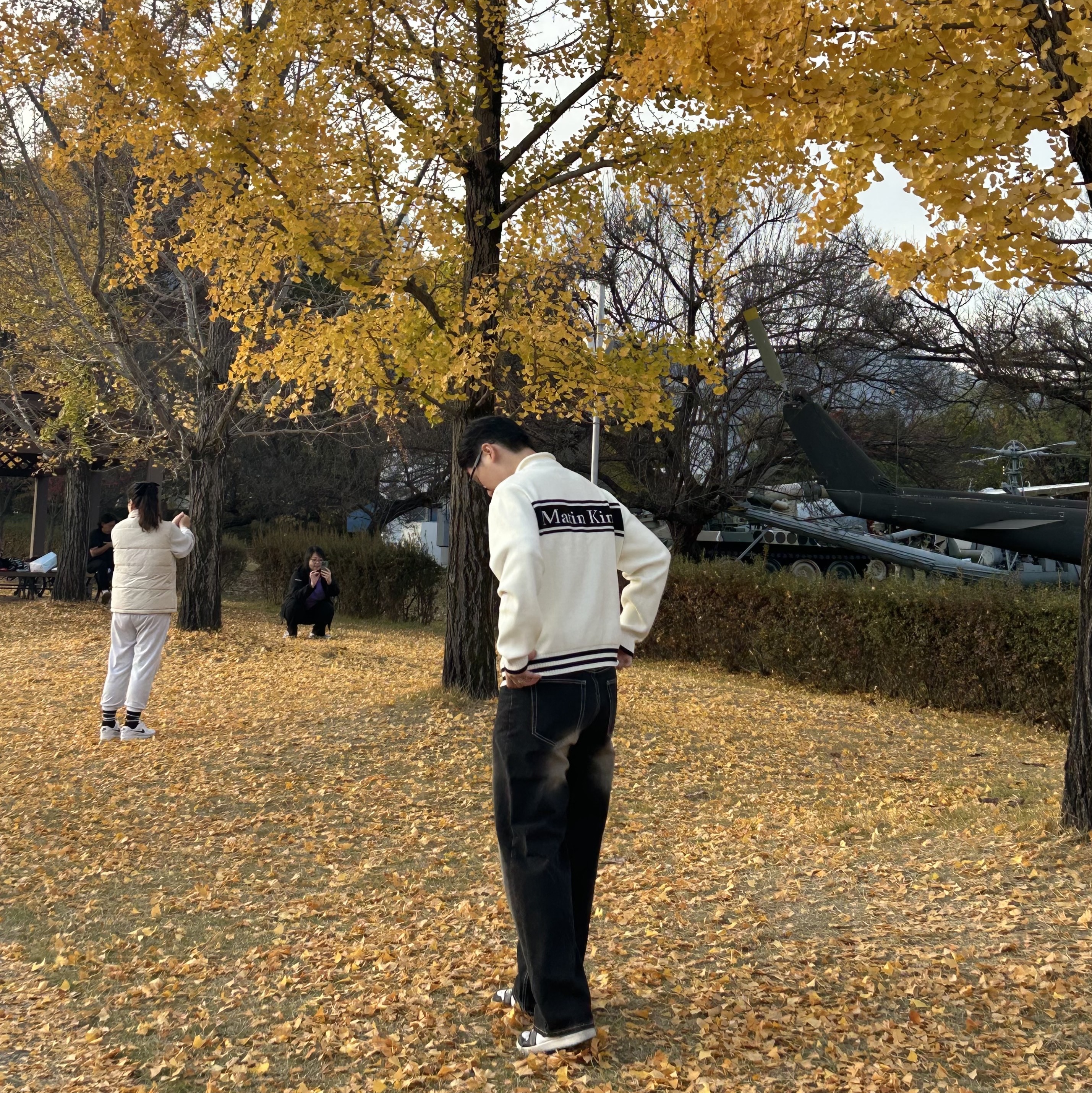 Matin Kim Spell Point Stripe Knit Cardigan Ivory, Jordan 1 Retro Low OG Black and Dark Powder Blue 착용 스타일 - 2