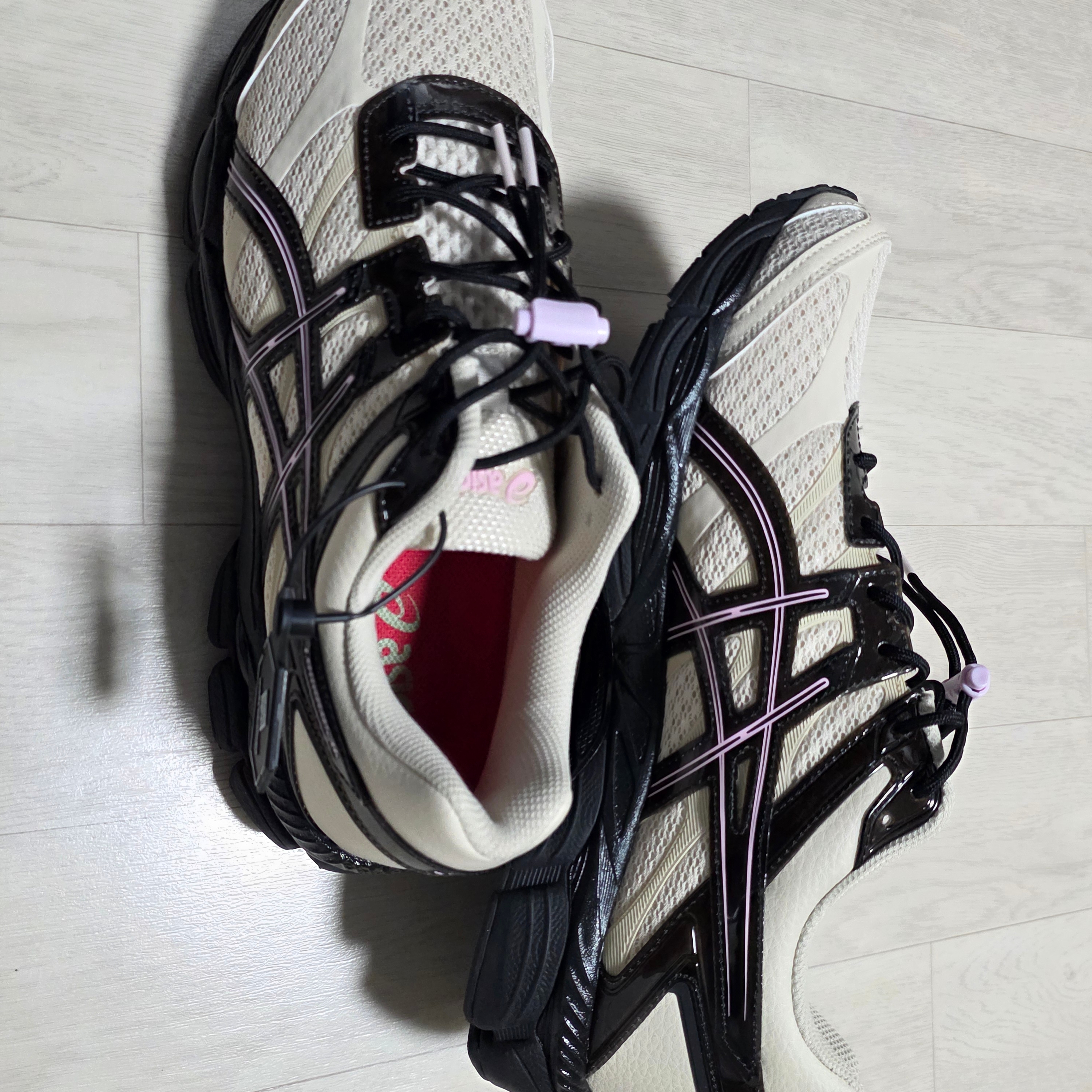 Asics x Finesse Gel-Cumulus 16 Desert Rose 착용 스타일 - 3