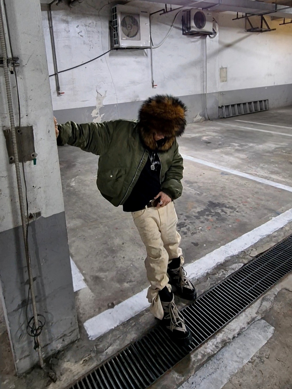 Dr. Martens x Rick Owens 1460 Quad Sole Mega Lace Boots Black, Undermycar Glacial Velvetin Flared Jeans Ivory - 24FW 착용 스타일