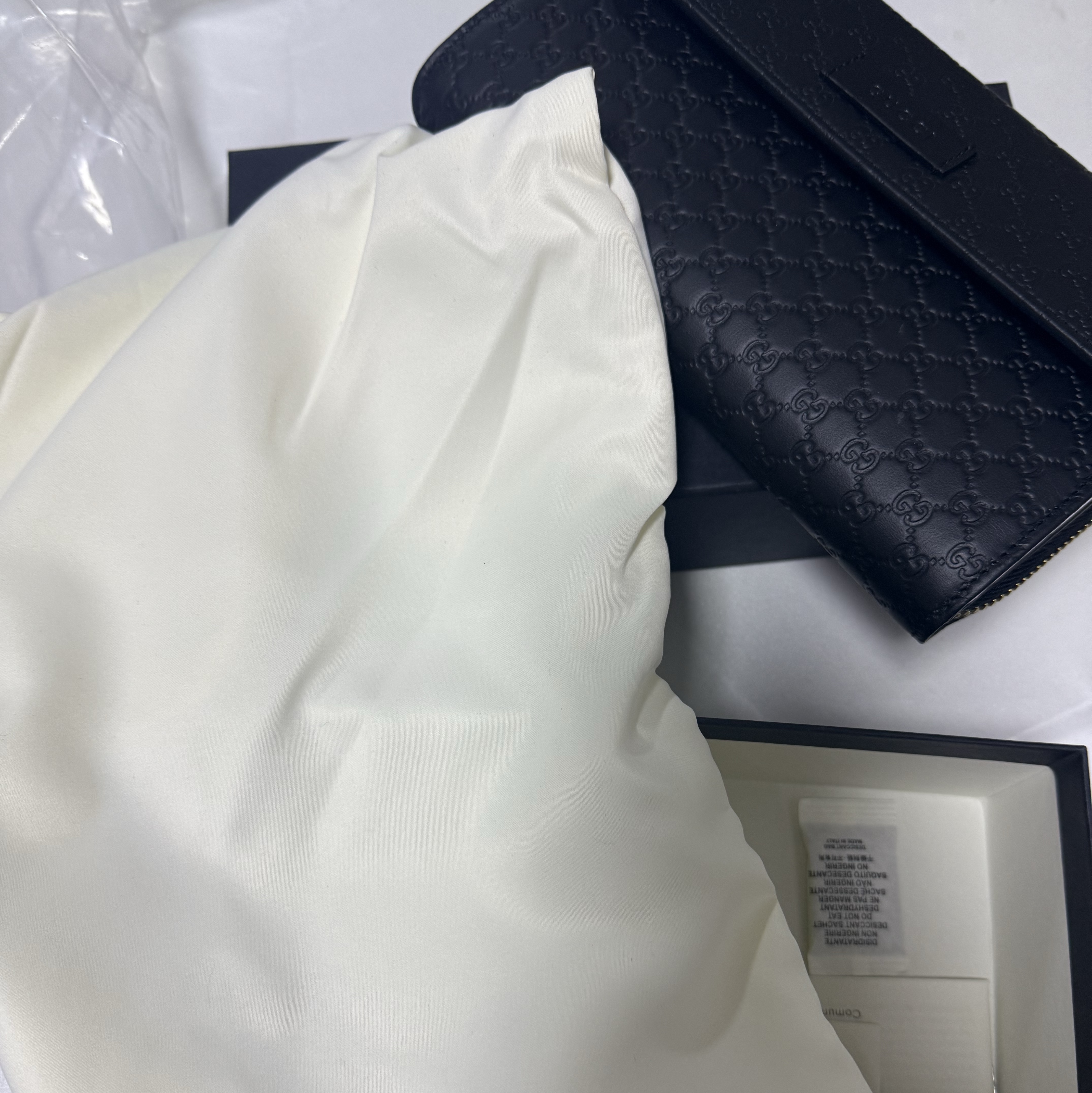 Gucci Micro GG Ssima Zipped Continental Wallet Black 착용 스타일
