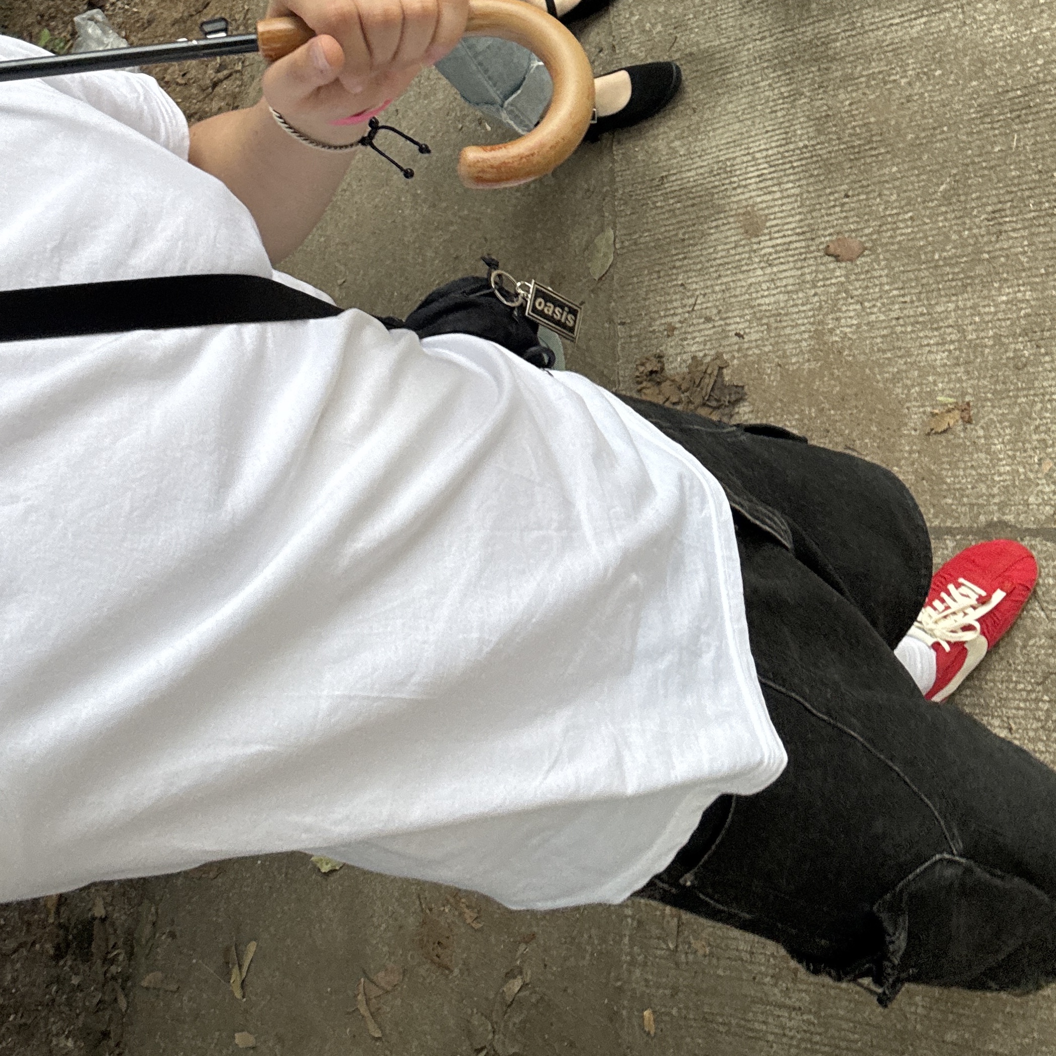 Stussy Undershirt White (3 Pack), Nike x Jacquemus Moon Shoe SP University Red and Bicycle Yellow 착용 스타일