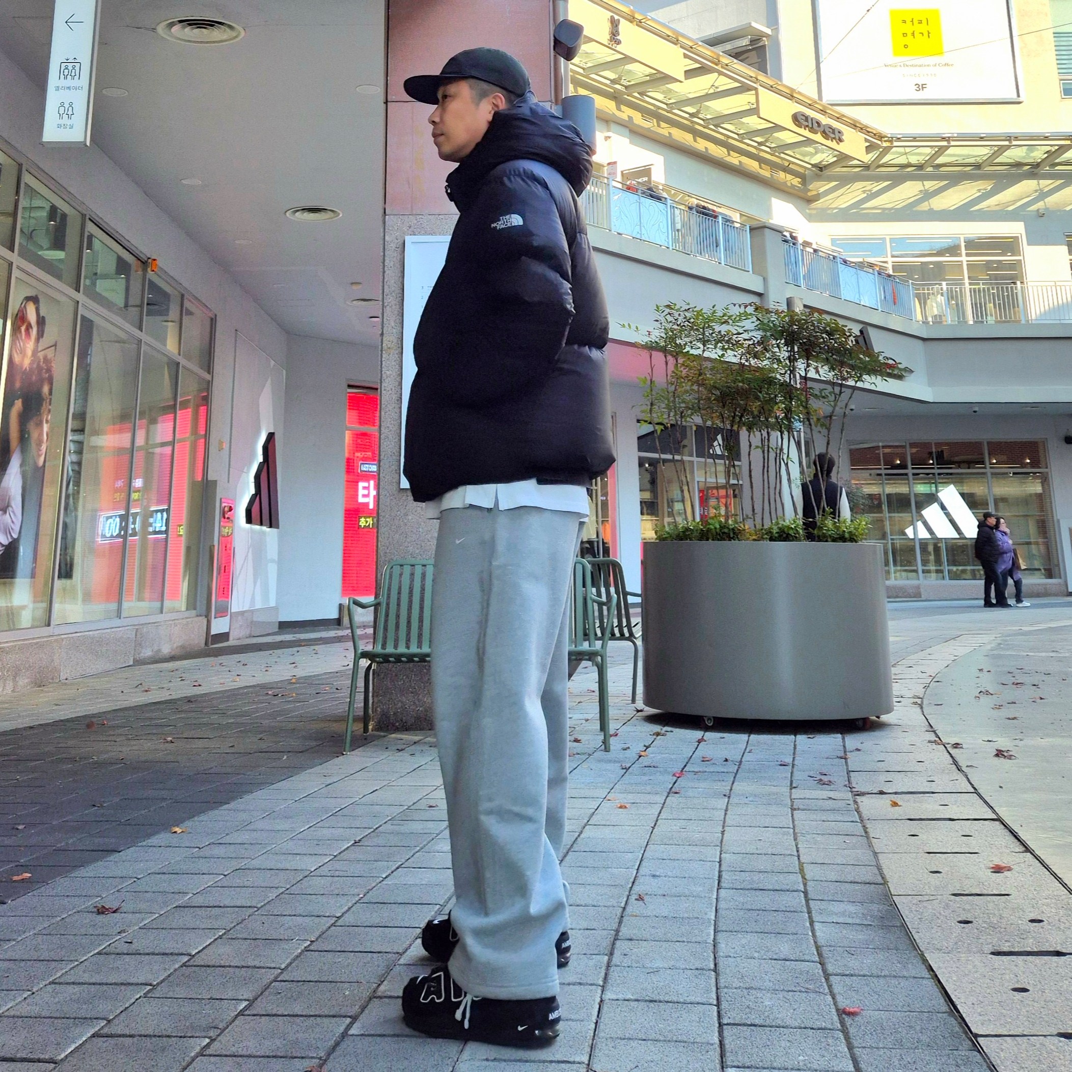 Nike x Ambush Air More Uptempo Low Black and White, Nike Solo Swoosh Fleece Open Hem Pants Dark Grey Heather Light Smoke Grey - Asia 착용 스타일 - 3