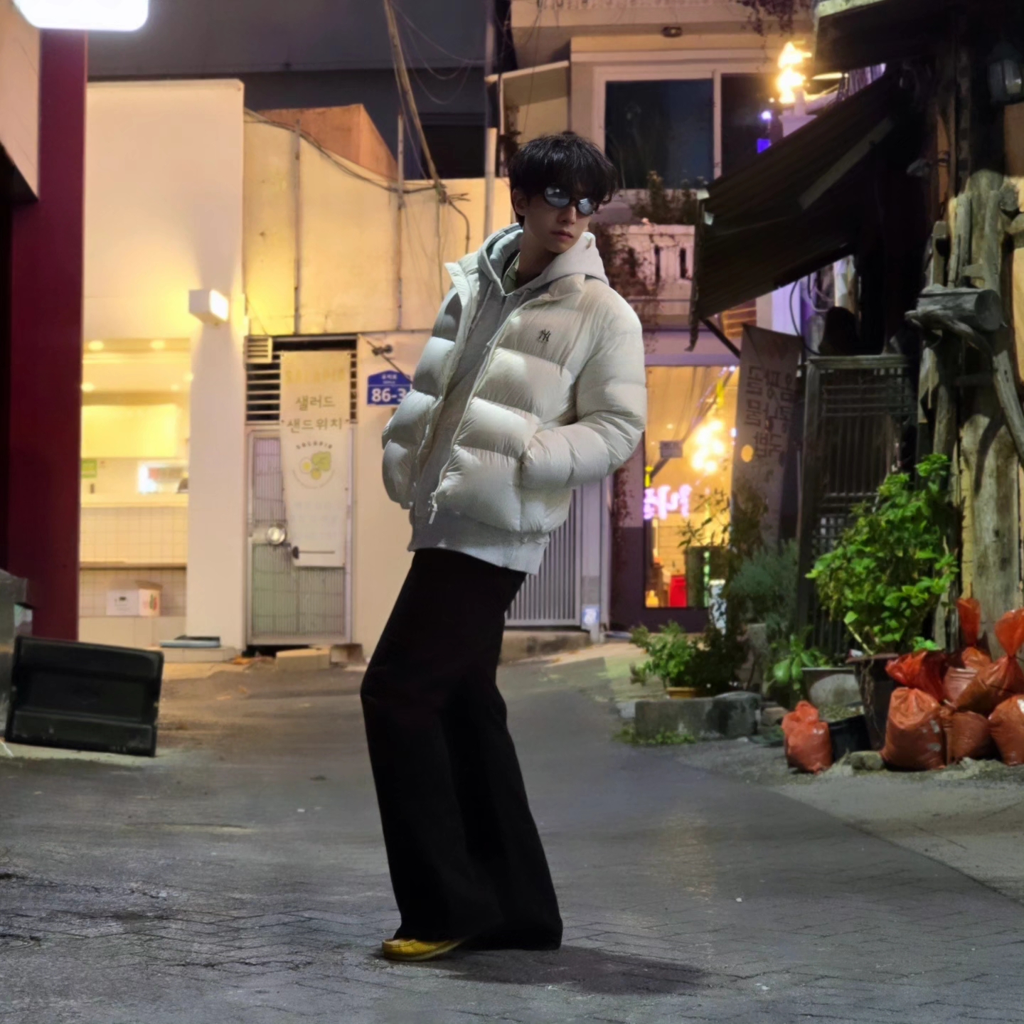 Stussy Stock DSM Ginza Zip Hoodie Ash Heather 2023, Clarks Wallabee Yellow Suede 착용 스타일 - 5