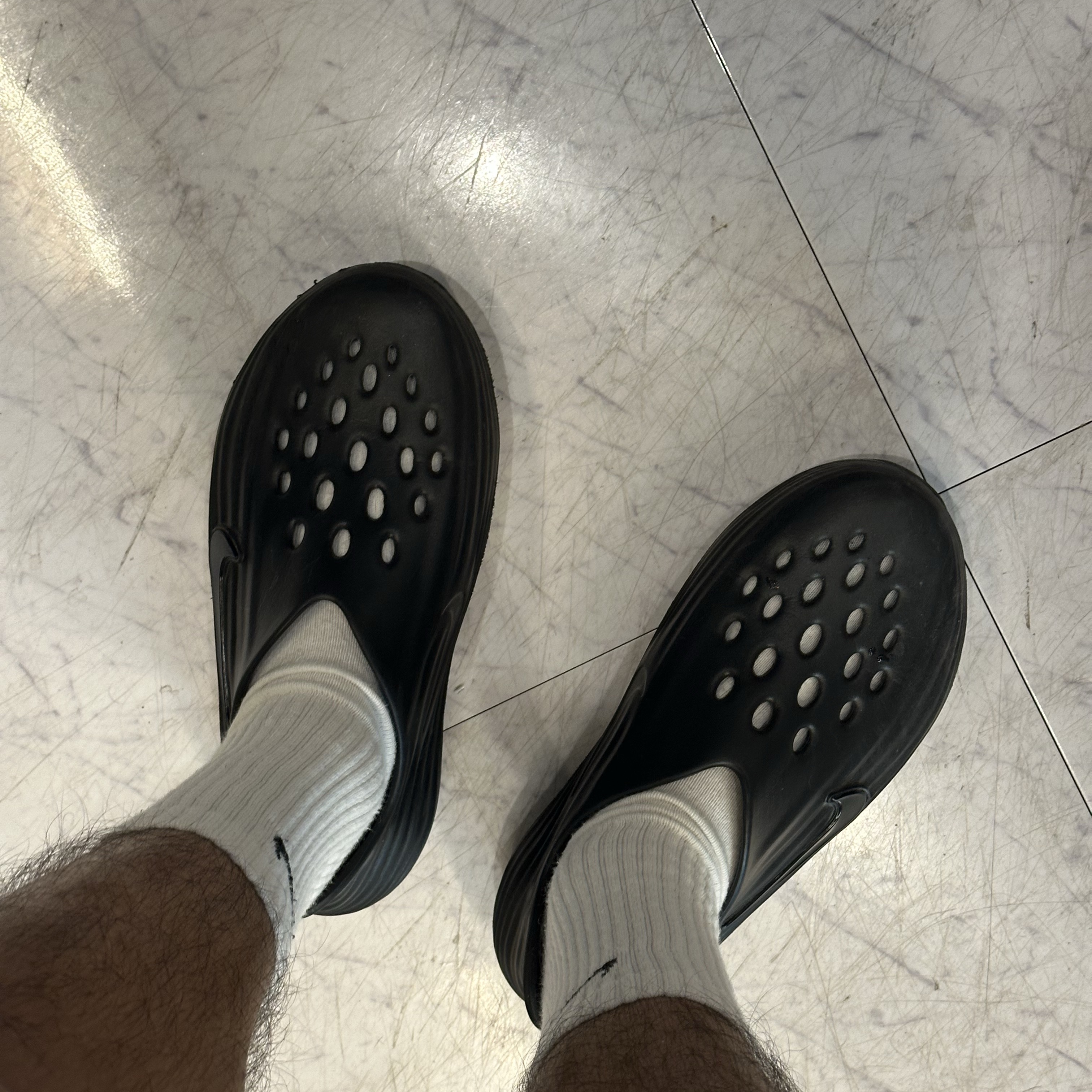 Nike ReactX Rejuven8 Triple Black 착용 스타일