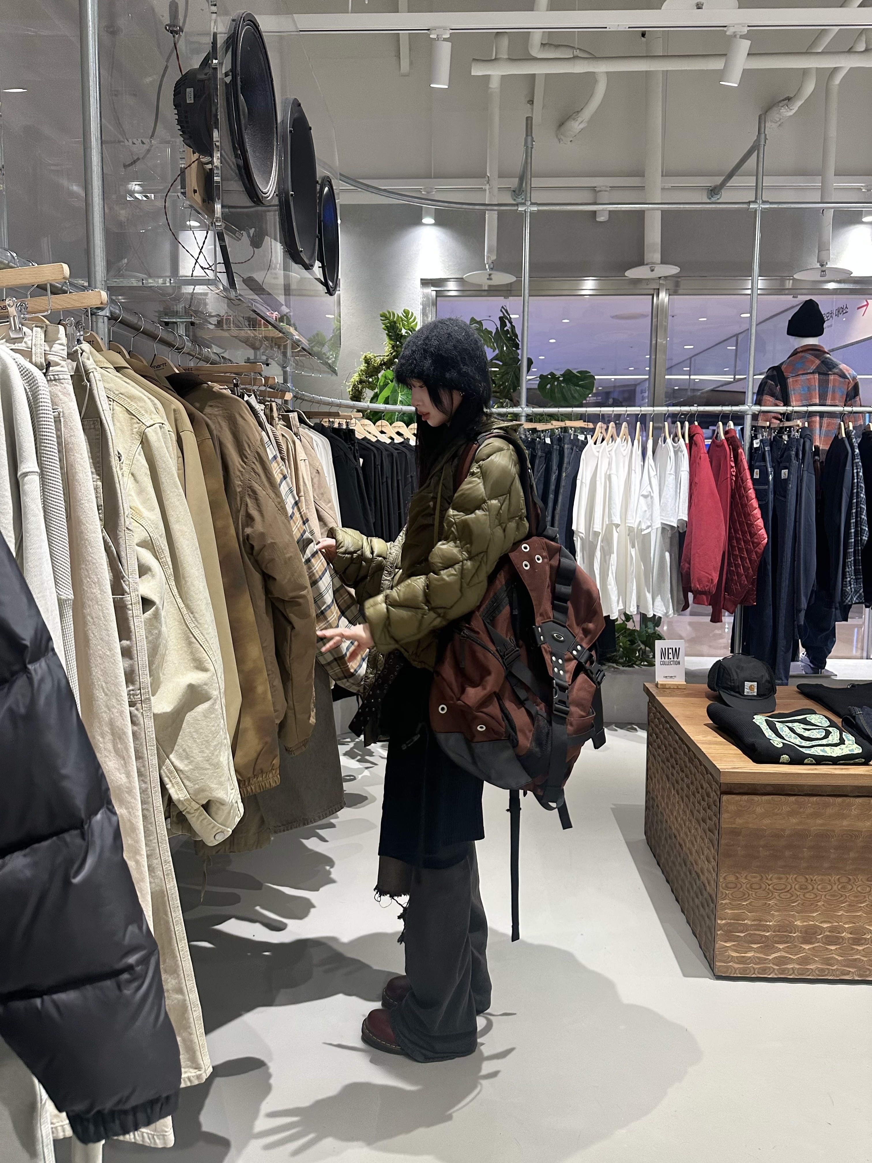 Roa Light Down Jacket Olive Branch, Dr. Martens 2976 Abruzzo Leather Chelsea Boots Brown Black 착용 스타일 - 2
