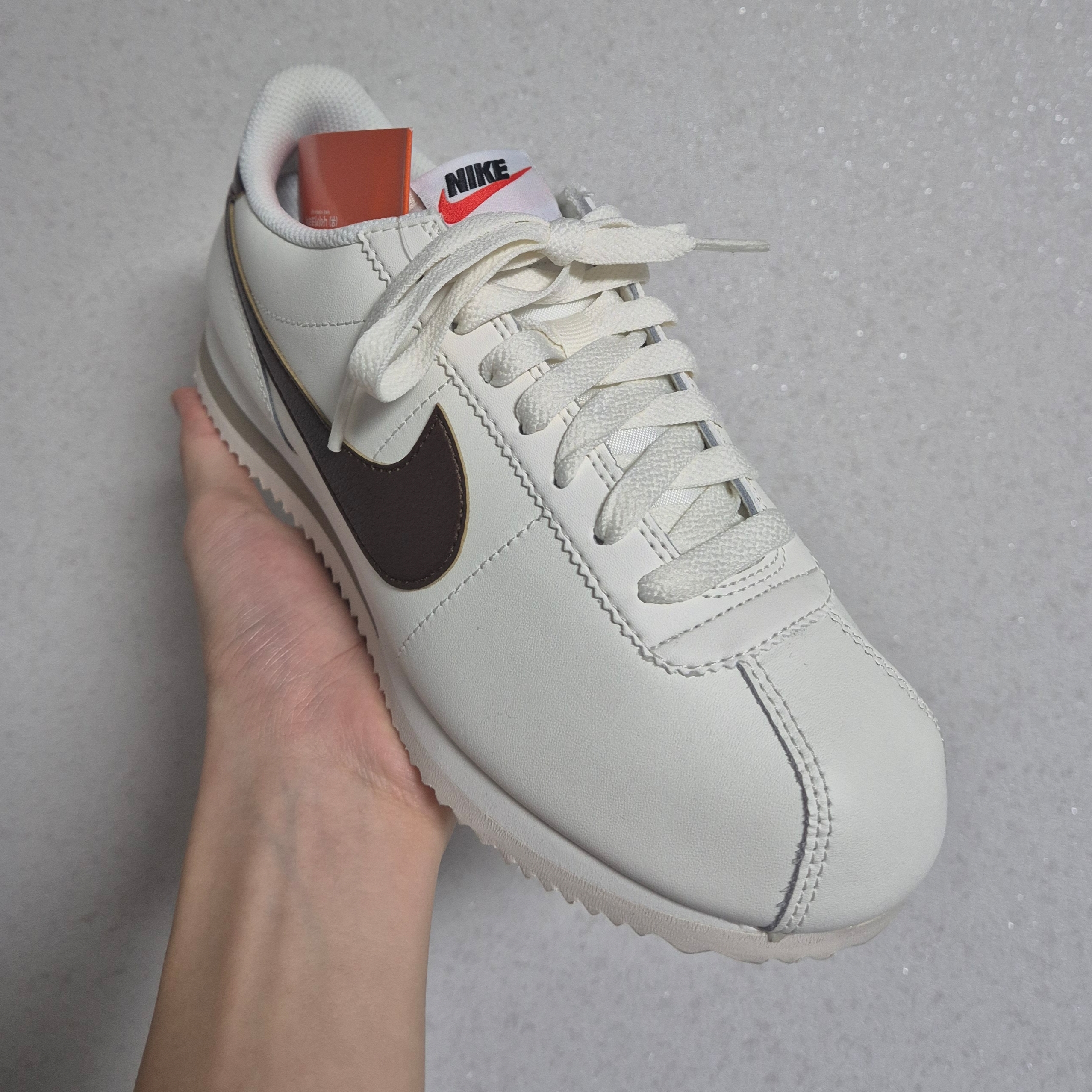 (W) Nike Cortez Sail Cacao Wow 착용 스타일 - 2