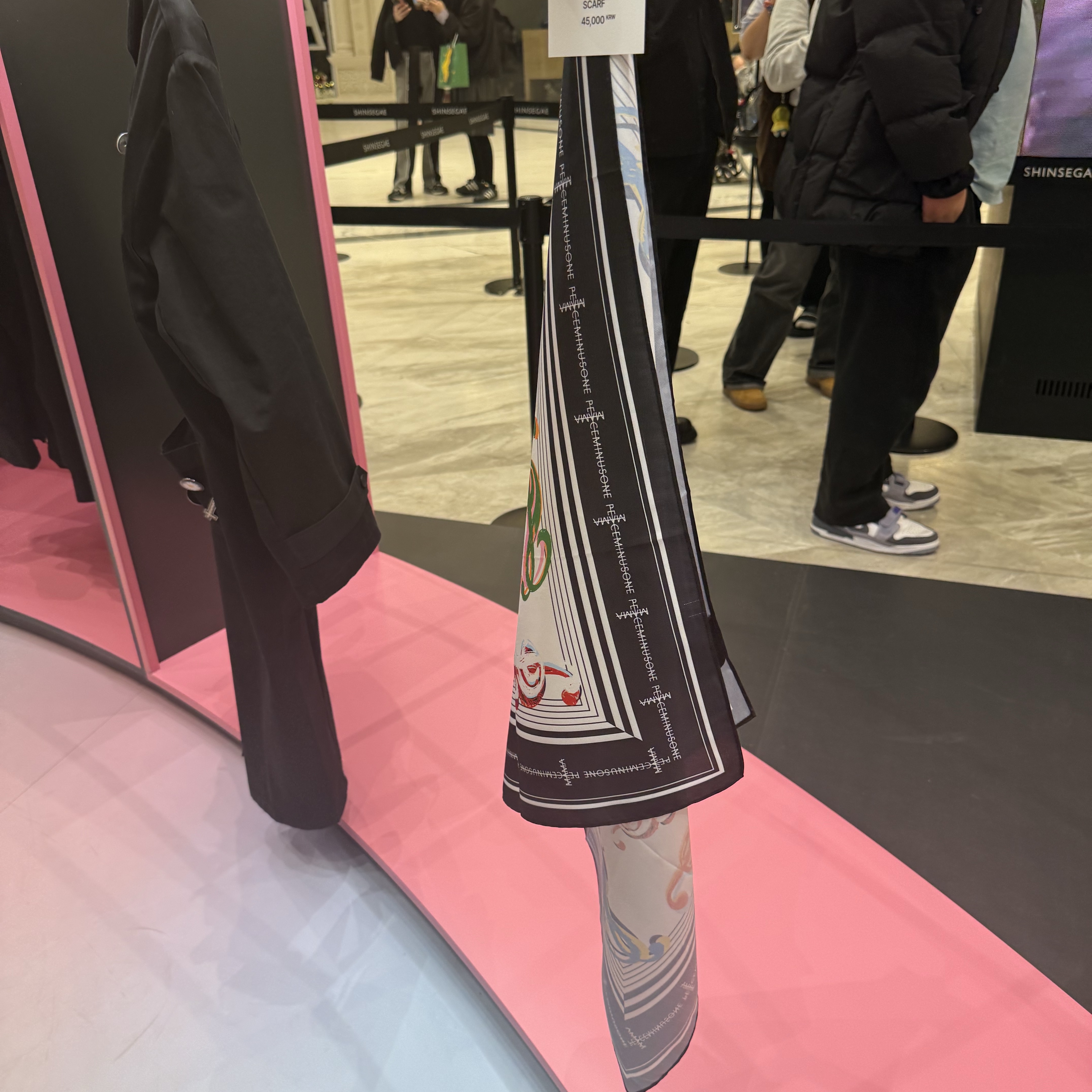 Peaceminusone x 2025 MAMA Awards Peacemamaone Scarf, Peaceminusone x 2025 MAMA Awards Peacemamaone Coat Black 착용 스타일 - 1