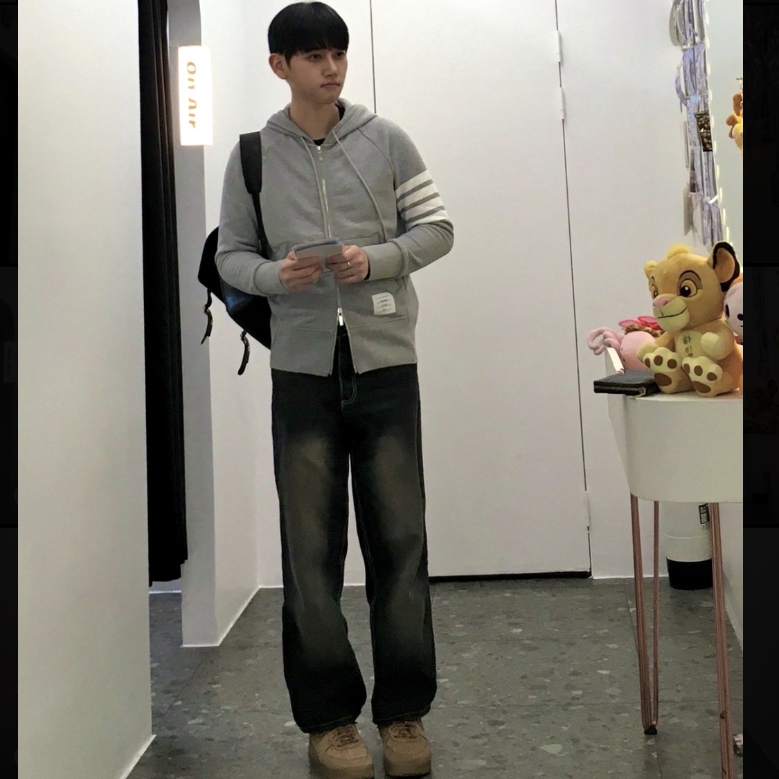Thom Browne Engineered 4-Bar Zip Hoodie Light Grey, Thom Browne Pebble Grain Leather RWB Structured Backpack Black 착용 스타일 - 3