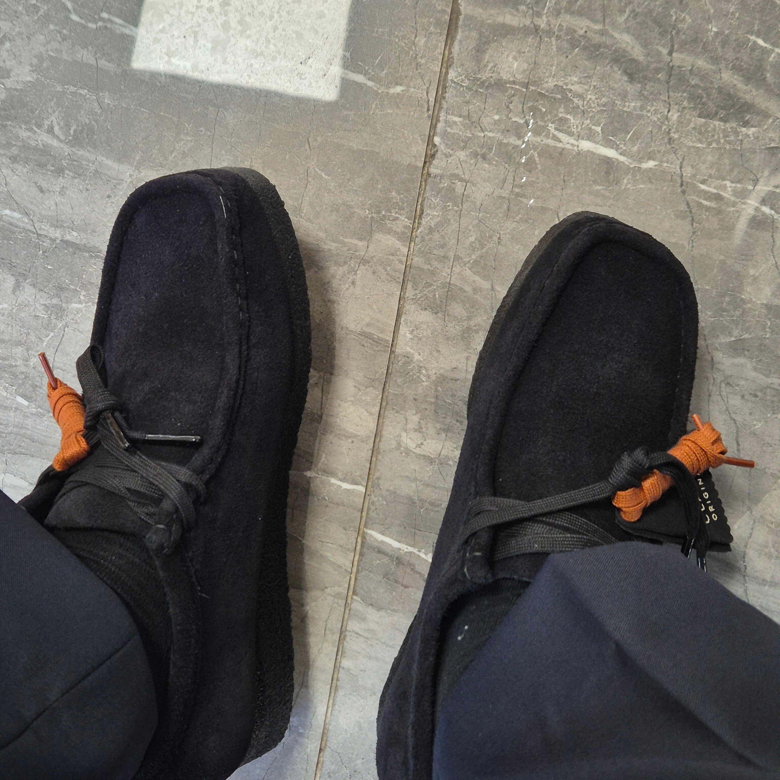 Clarks Wallabee Black Suede 착용 스타일