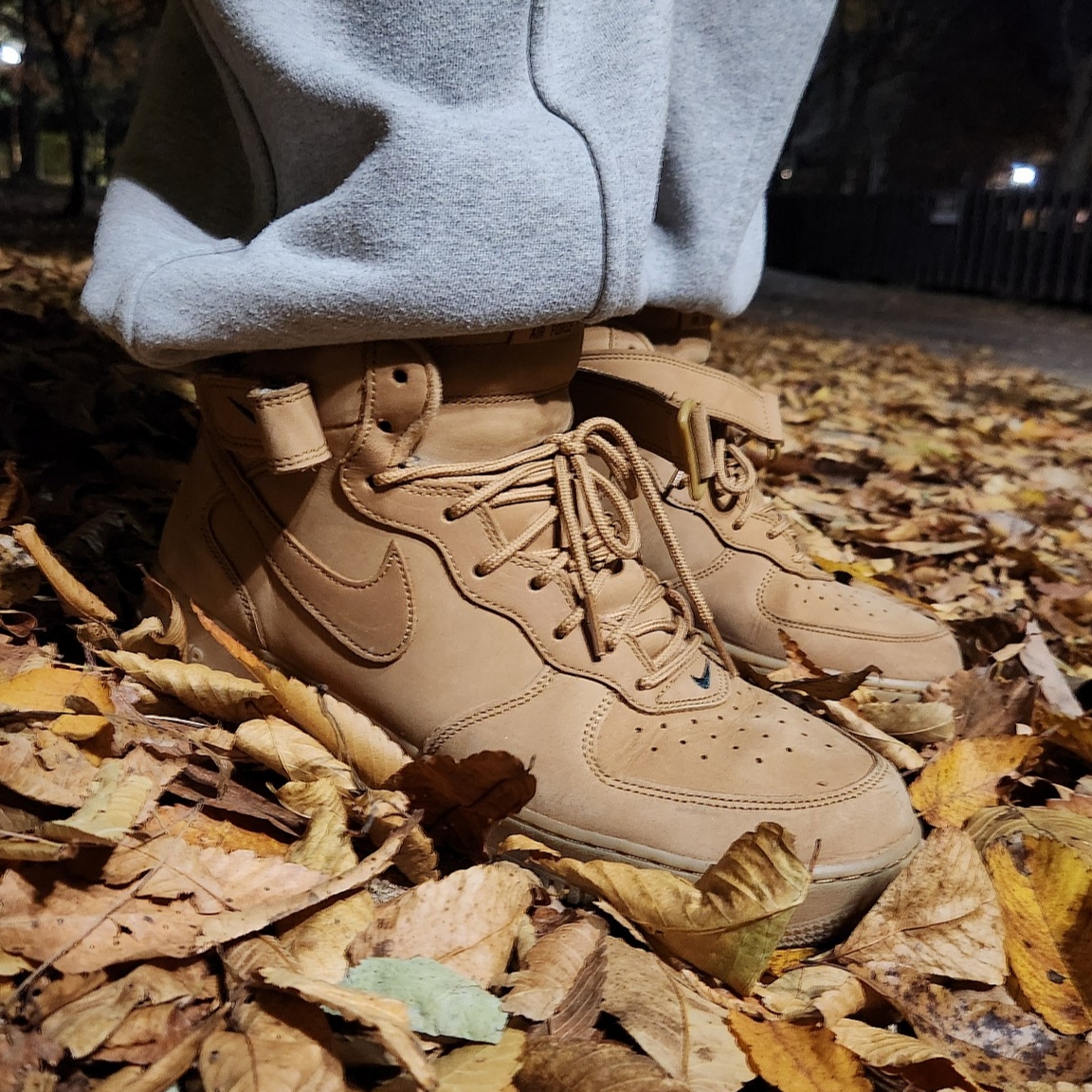 Nike Air Force 1 Mid Flax and Outdoor Green, The North Face White Label Novelty Nuptse RDS Down Jacket Black 착용 스타일 - 3