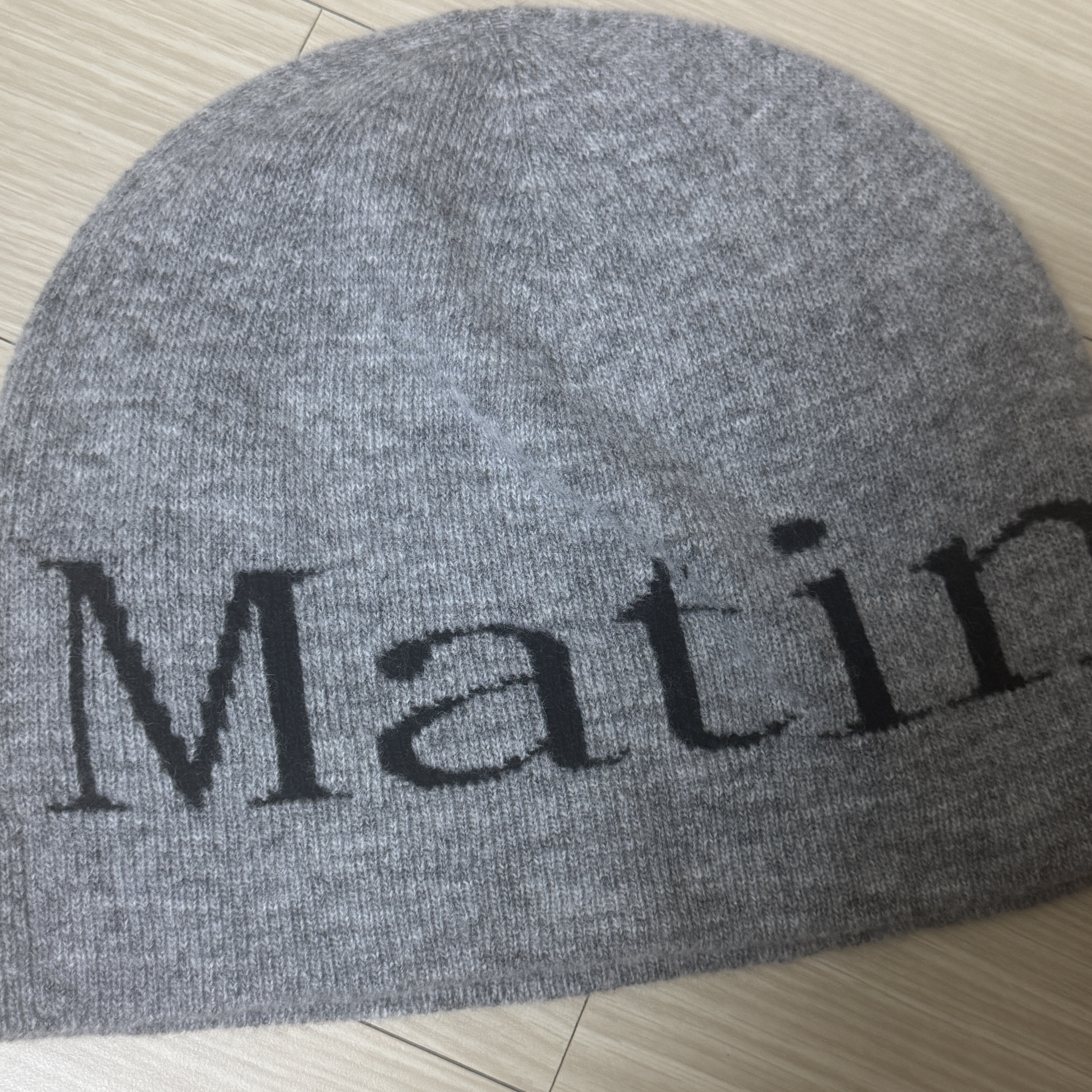 Matin Kim Logo Jacquard Short Beanie Grey 착용 스타일