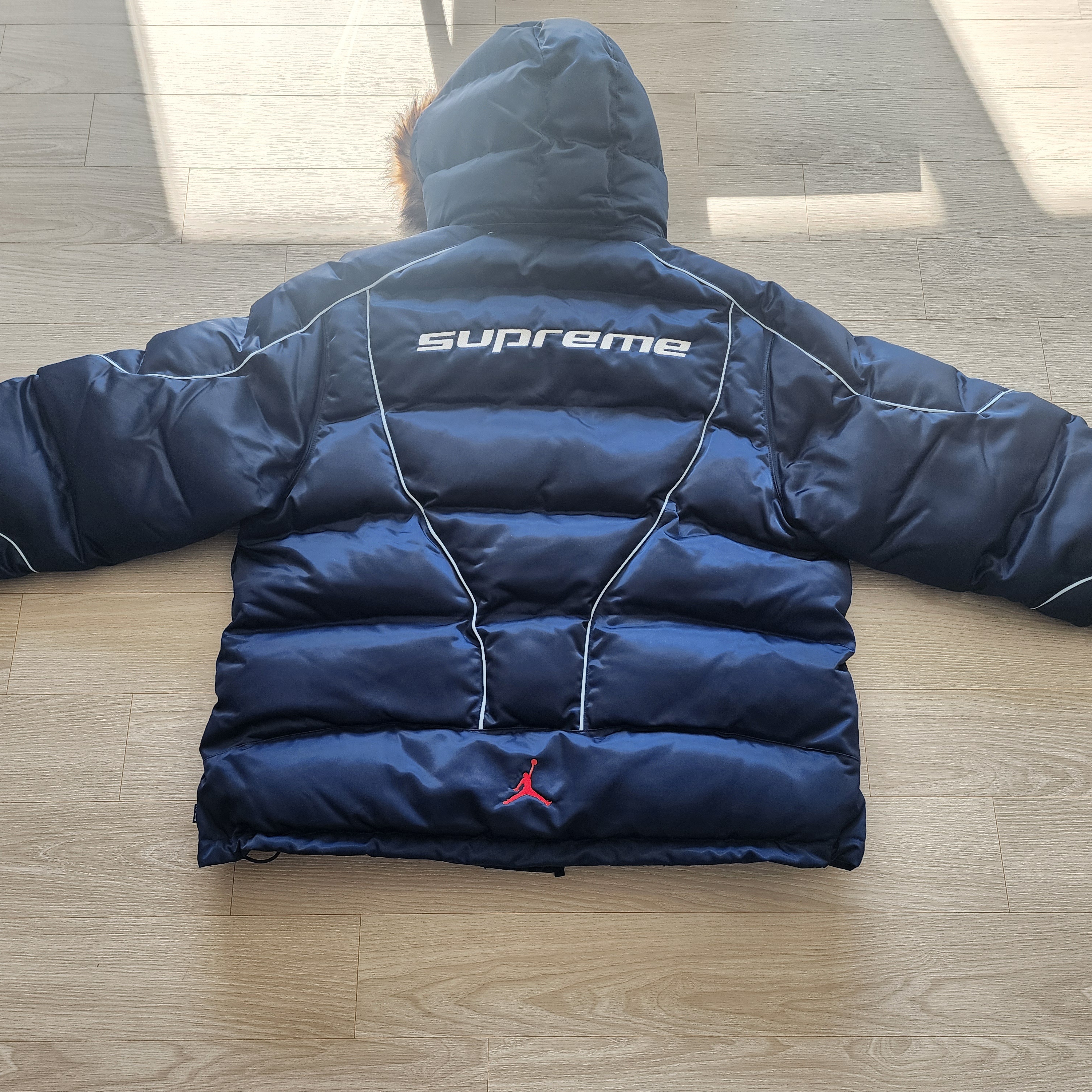 Supreme x Jordan Puffer Jacket Navy - 24FW 착용 스타일 - 1