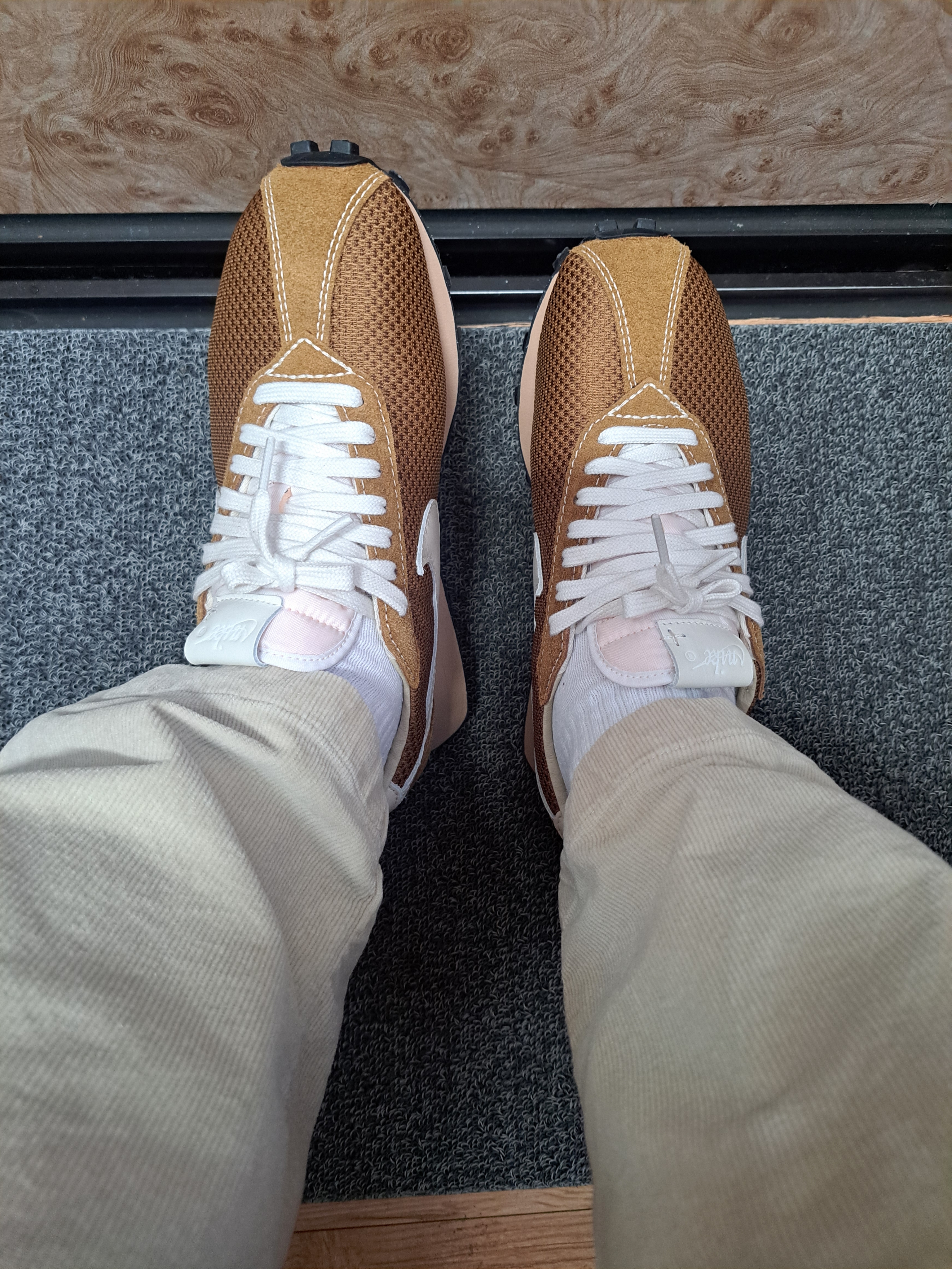 Nike LD-1000 Baroque Brown Hemp 착용 스타일