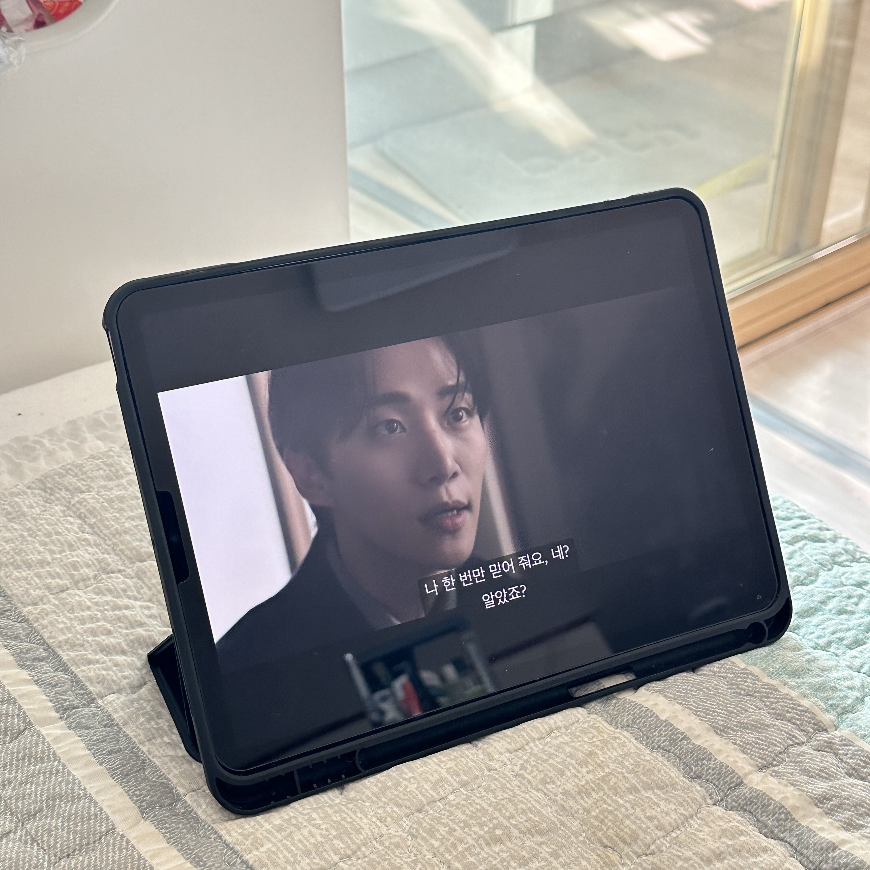 Apple iPad Air 5th Gen Wifi 64GB Space Gray (Korean Ver.) 착용 스타일