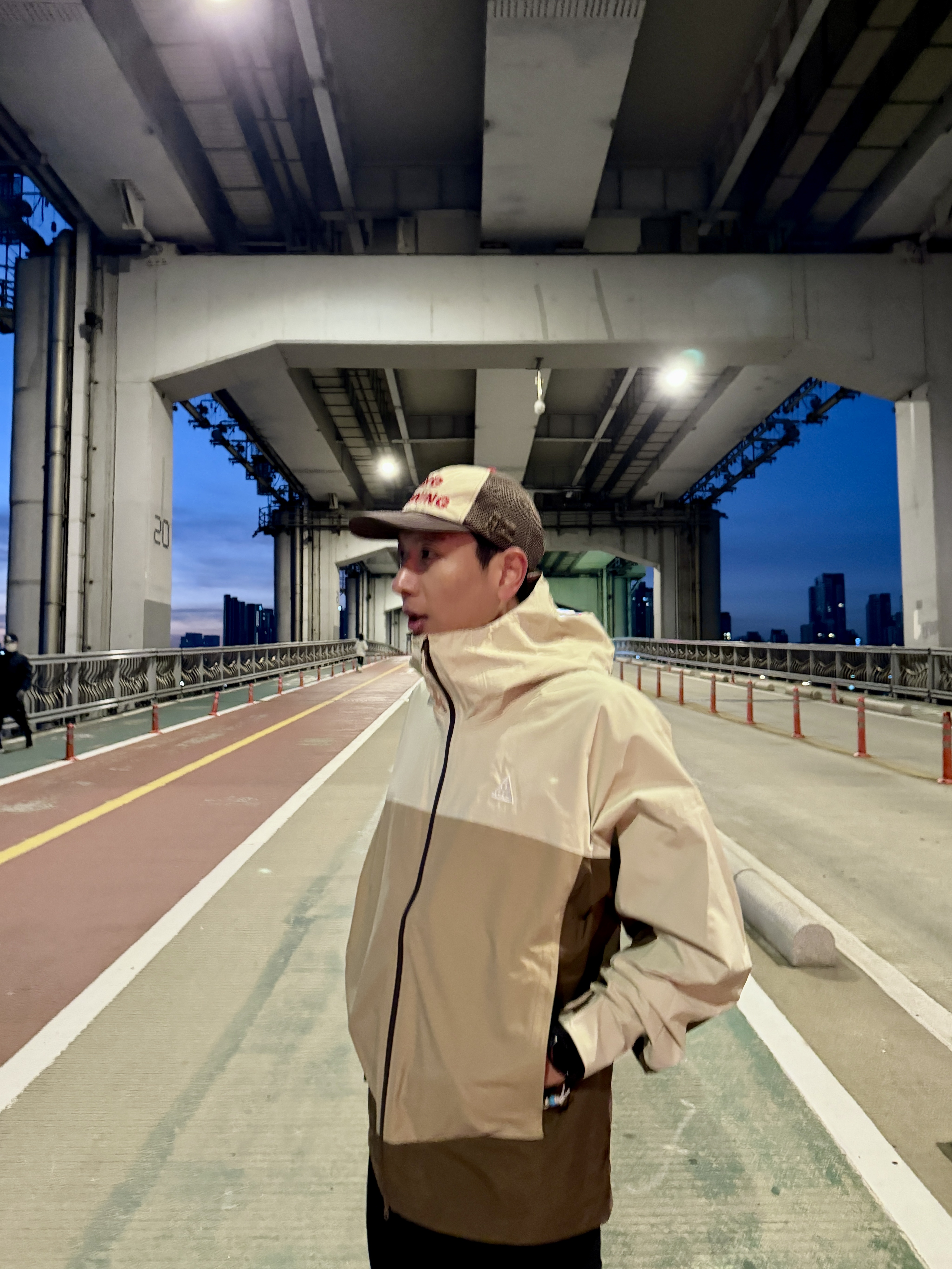 Adidas Adizero EVO SL Cloud White Core Black, Nike ACG Morpho Storm-Fit ADV Rain Jacket Light Khaki Parachute Beige - Asia 착용 스타일 - 2