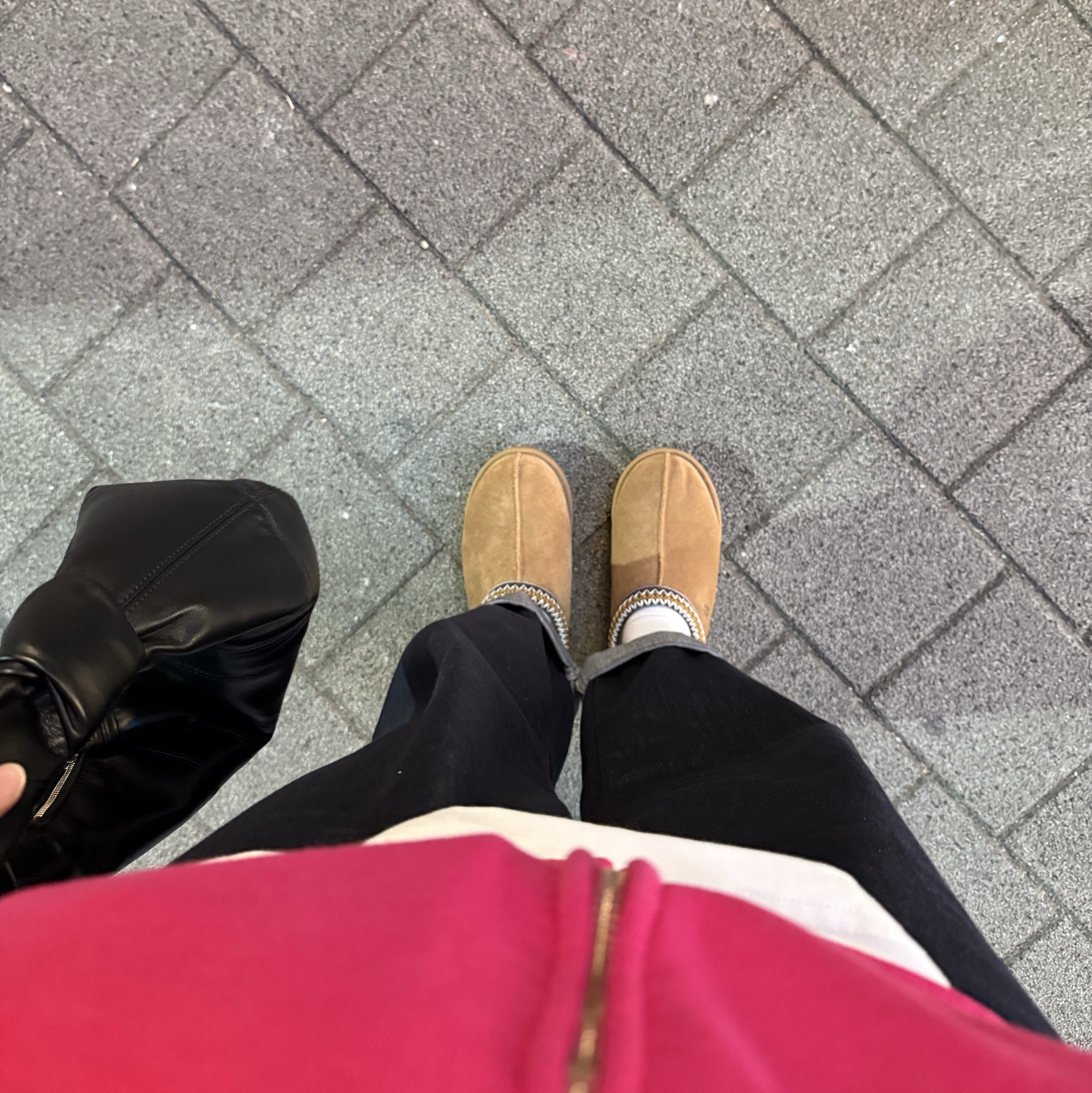 Lemaire Mini Fortune Croissant Bag Soft Nappa Leather Black, Supreme Small Box Zip Up Hooded Sweatshirt Fuchsia - 25FW 착용 스타일