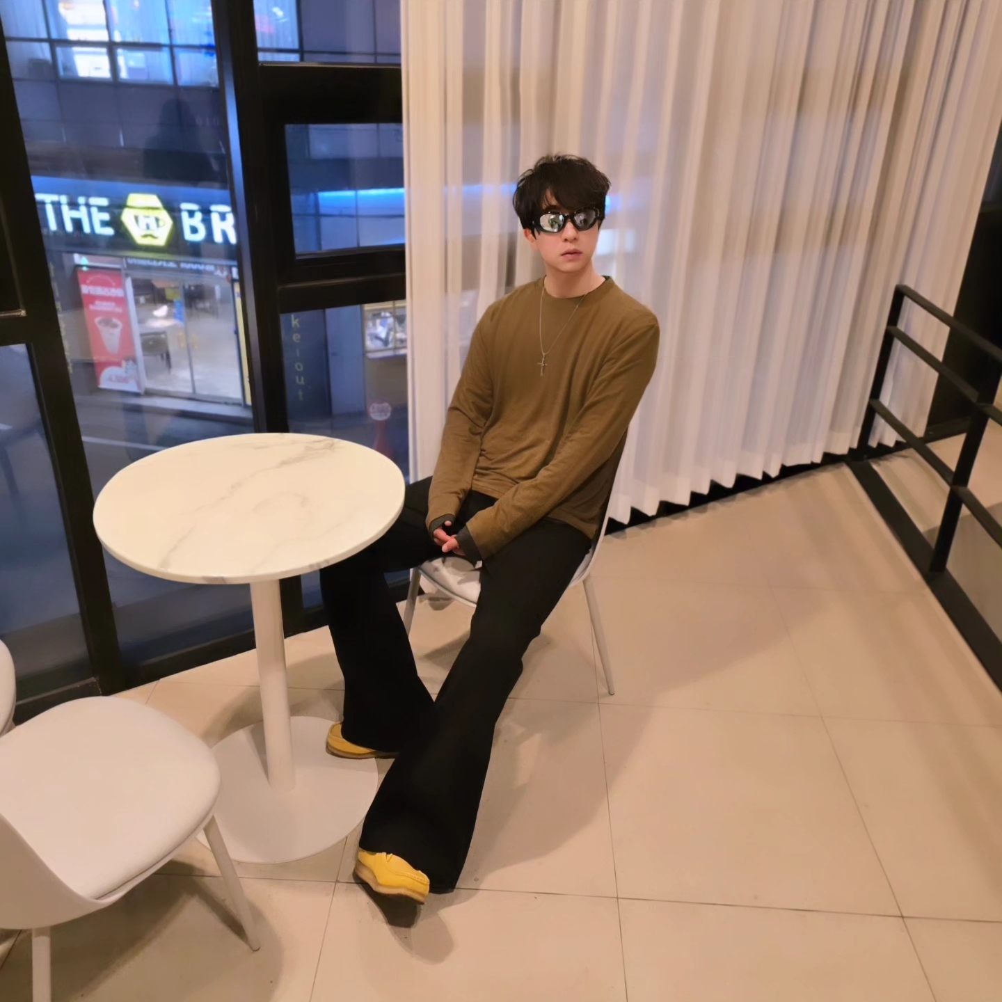 Clarks Wallabee Yellow Suede 착용 스타일 - 3