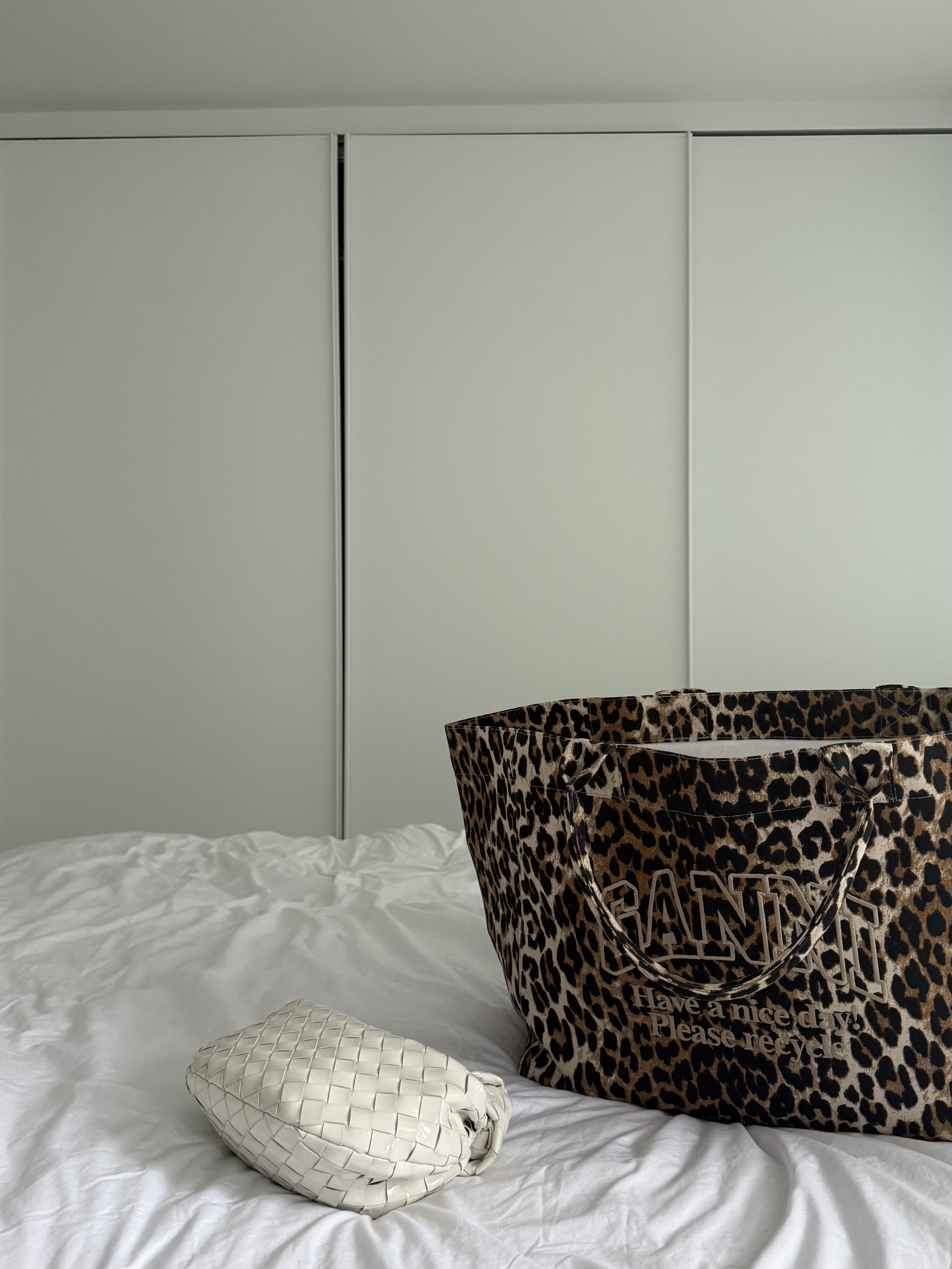 Ganni XXL Print Canvas Tote Bag Leopard 착용 스타일