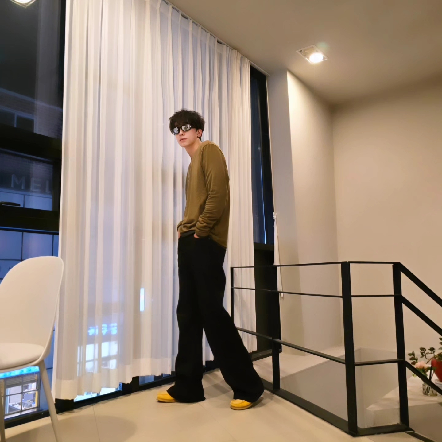 Clarks Wallabee Yellow Suede, Samsung Galaxy S24 Ultra 512GB Titanium Yellow (Korean Ver.) 착용 스타일 - 1