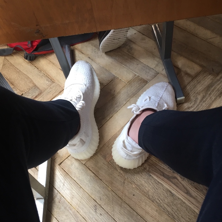 Adidas Yeezy Boost 350 V2 Cream/Triple White 착용 스타일