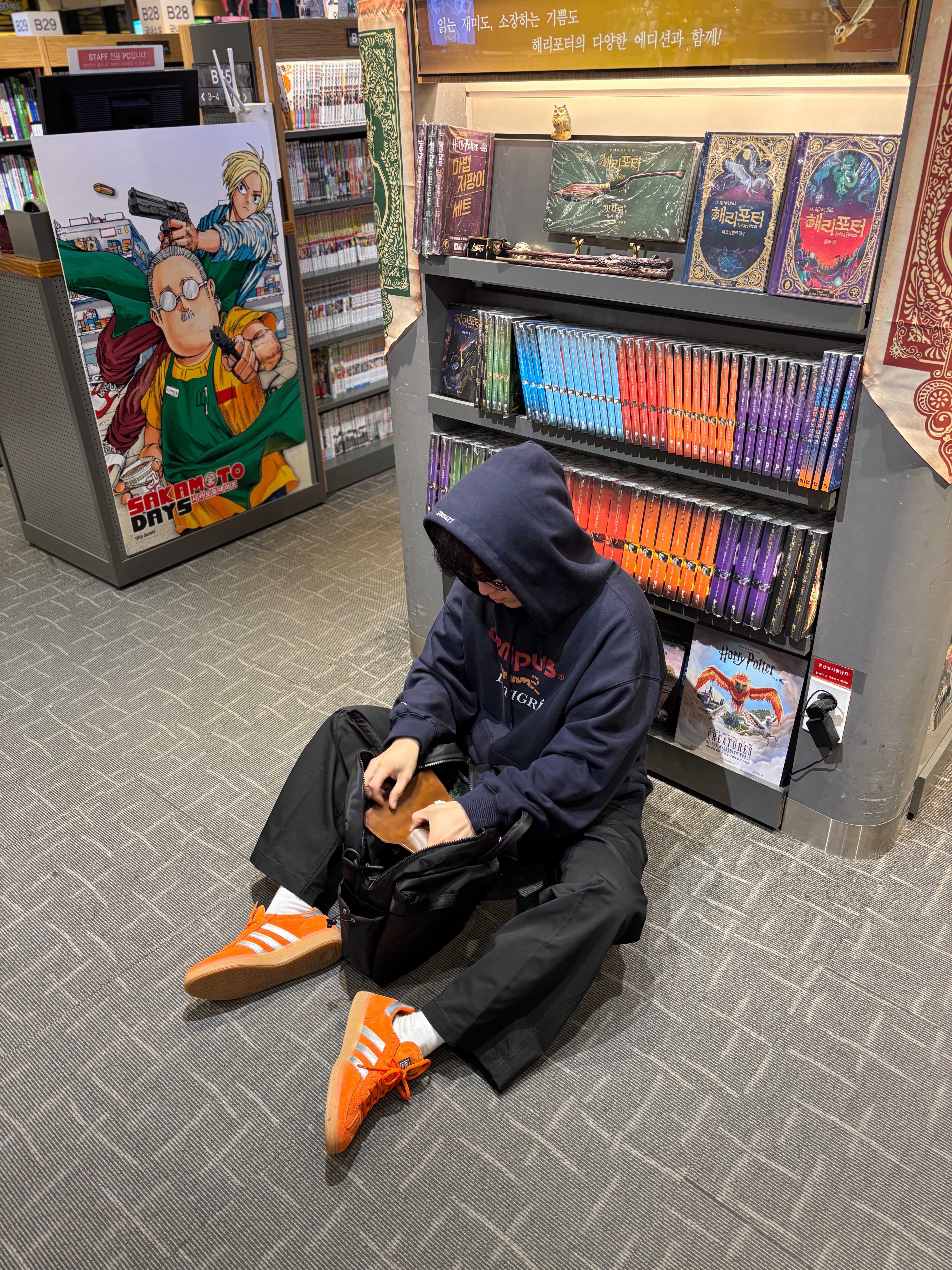 Adidas Spezial Handball Preloved Red Gum, Le TIGRE Campus Hoodie Pullover Navy 착용 스타일 - 2