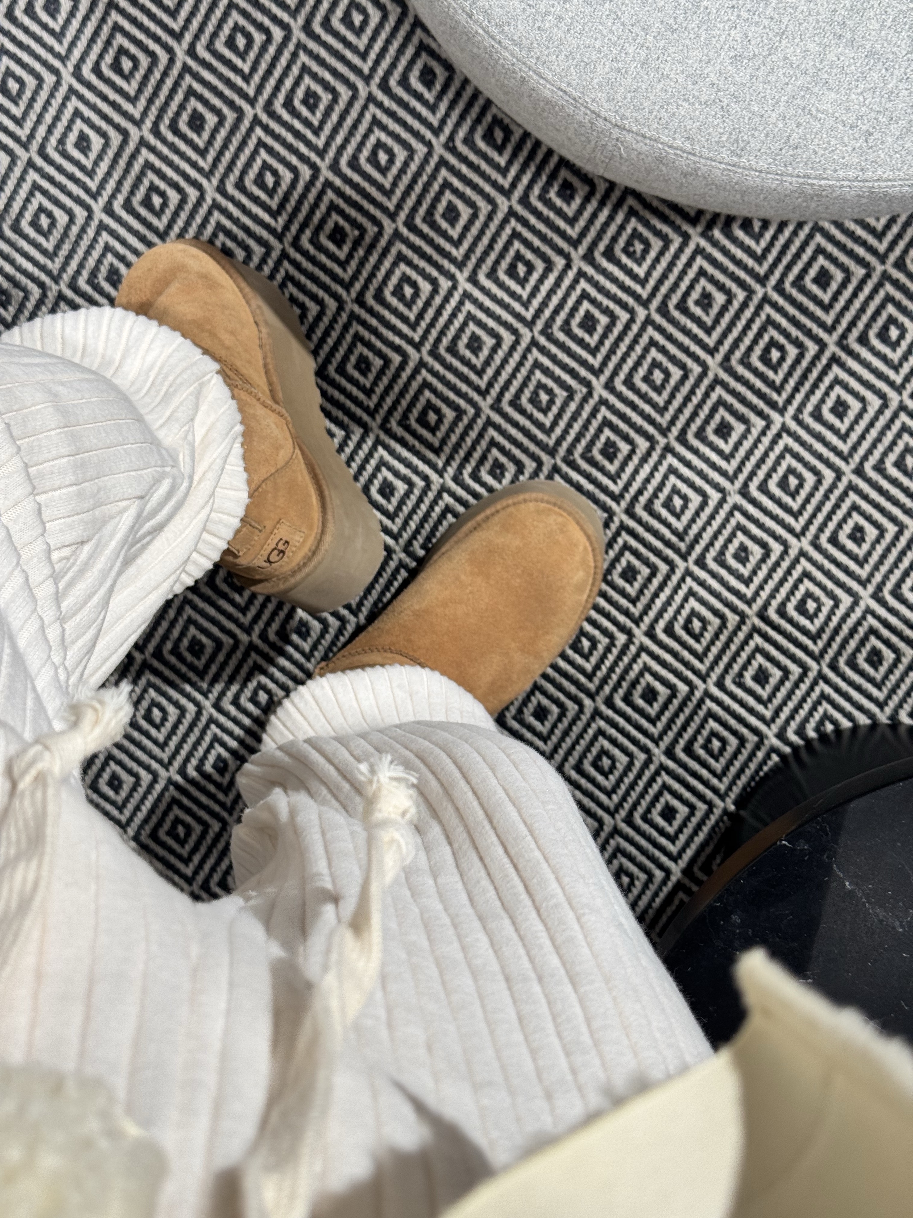 (W) UGG Classic Ultra Mini Platform Boots Chestnut 착용 스타일 - 1