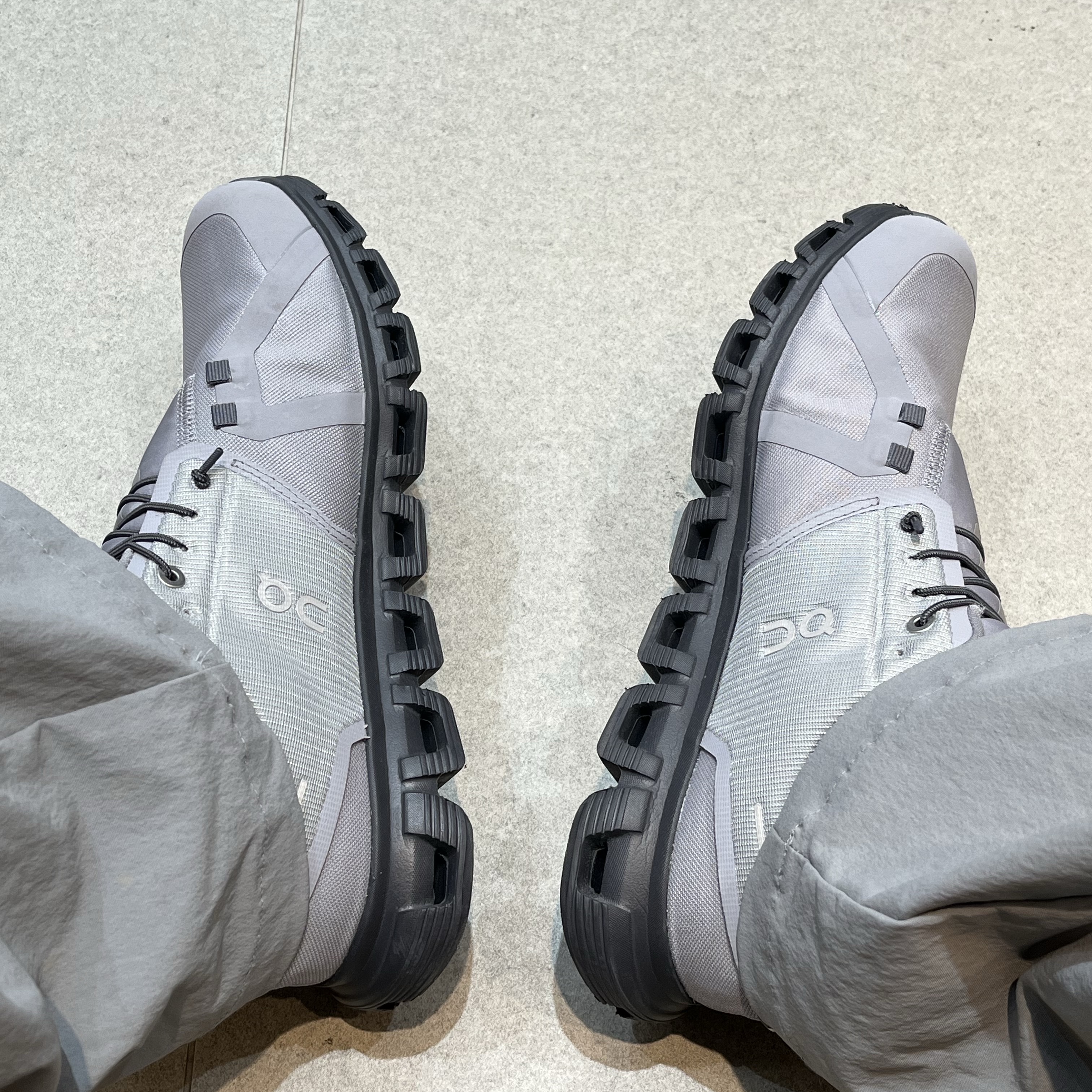 On Running Cloud 6 WP Alloy Wolf 착용 스타일
