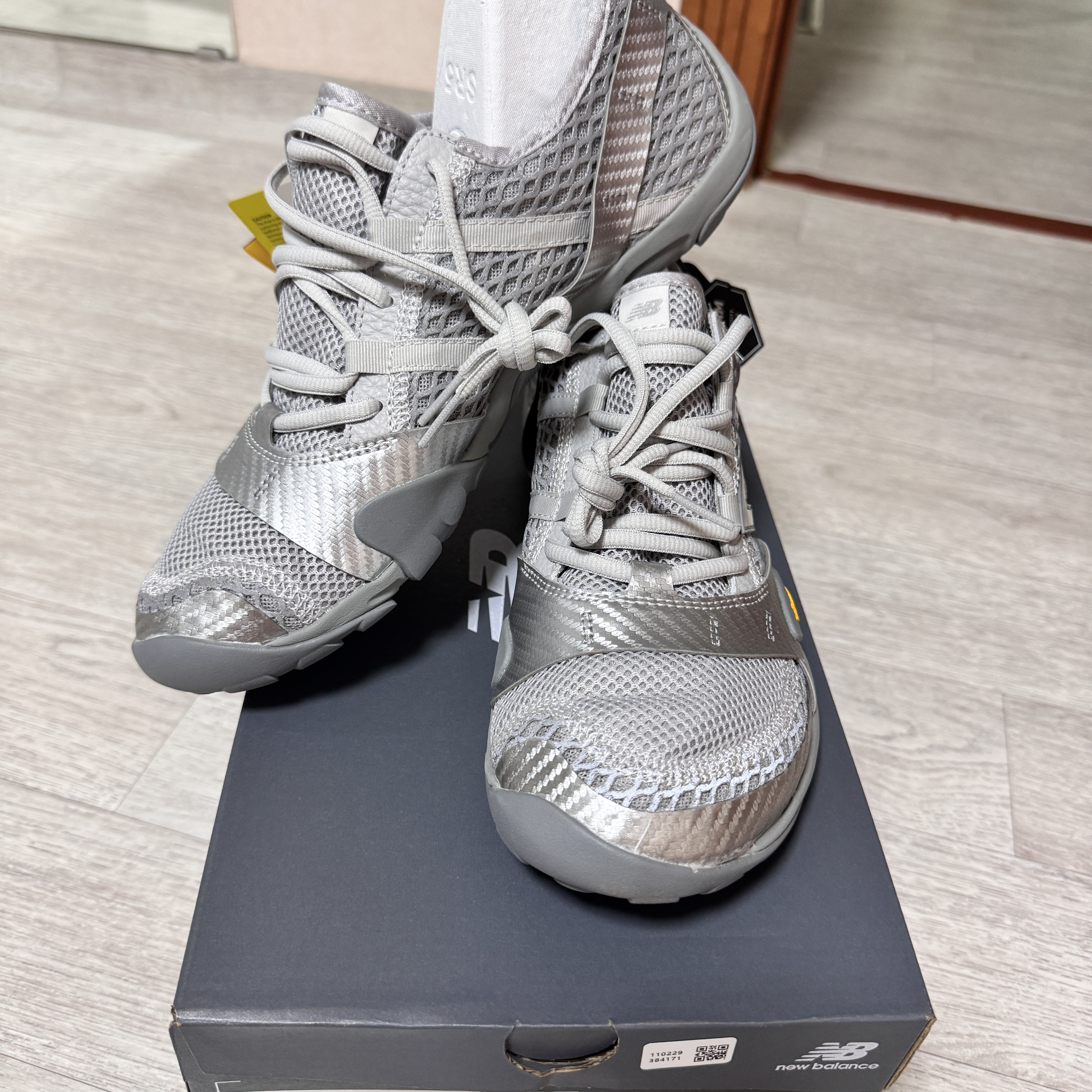 New Balance Minimus MT10O Slate Grey Silver Metallic 착용 스타일