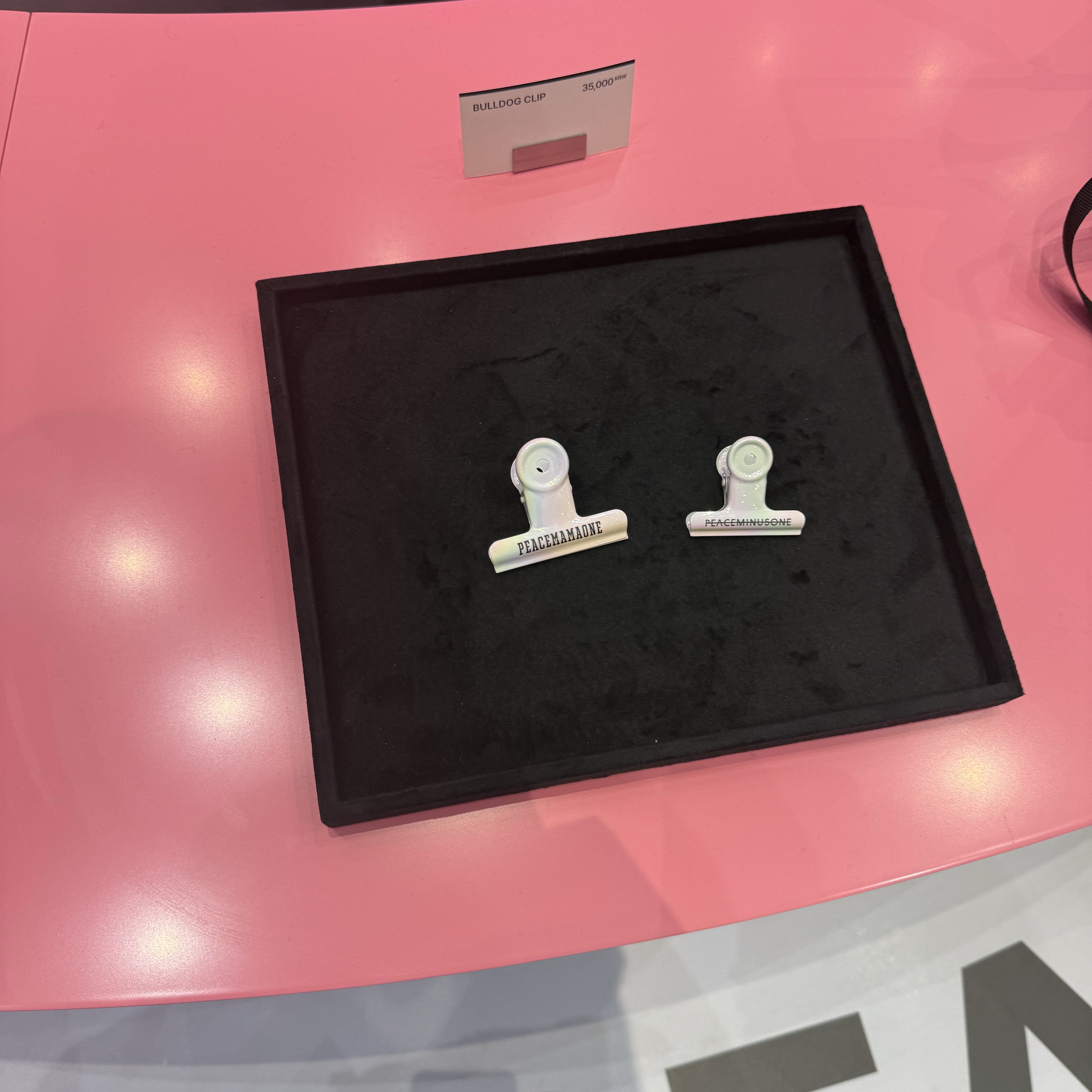 Peaceminusone x 2025 MAMA Awards Peacemamaone Scarf, Peaceminusone x 2025 MAMA Awards Peacemamaone Coat Black 착용 스타일 - 4