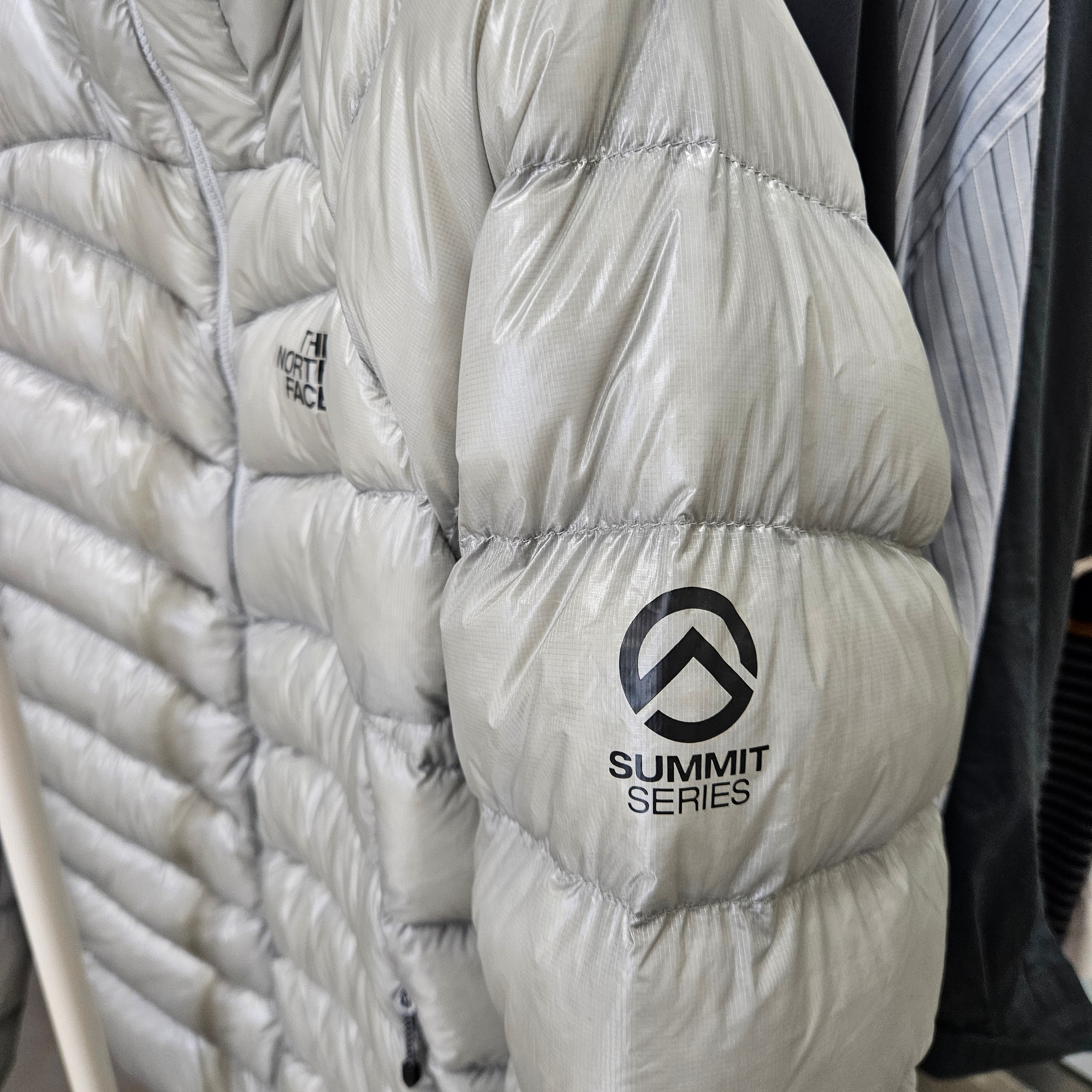 The North Face Summit Mattehorn RDS Down Jacket Light Gray 착용 스타일 - 4