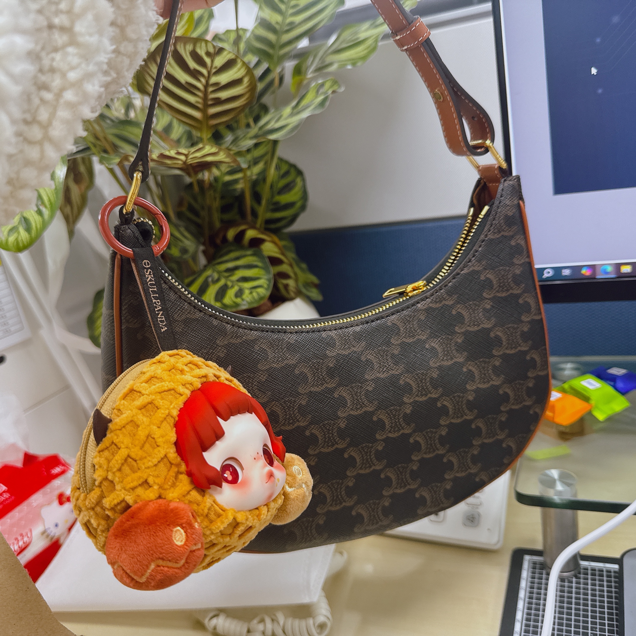 Pop Mart Skullpanda You Found Me！Series Earphone Bag Pranky Peanut, Celine Ava Bag in Triomphe Canvas and Calfskin Tan 착용 스타일