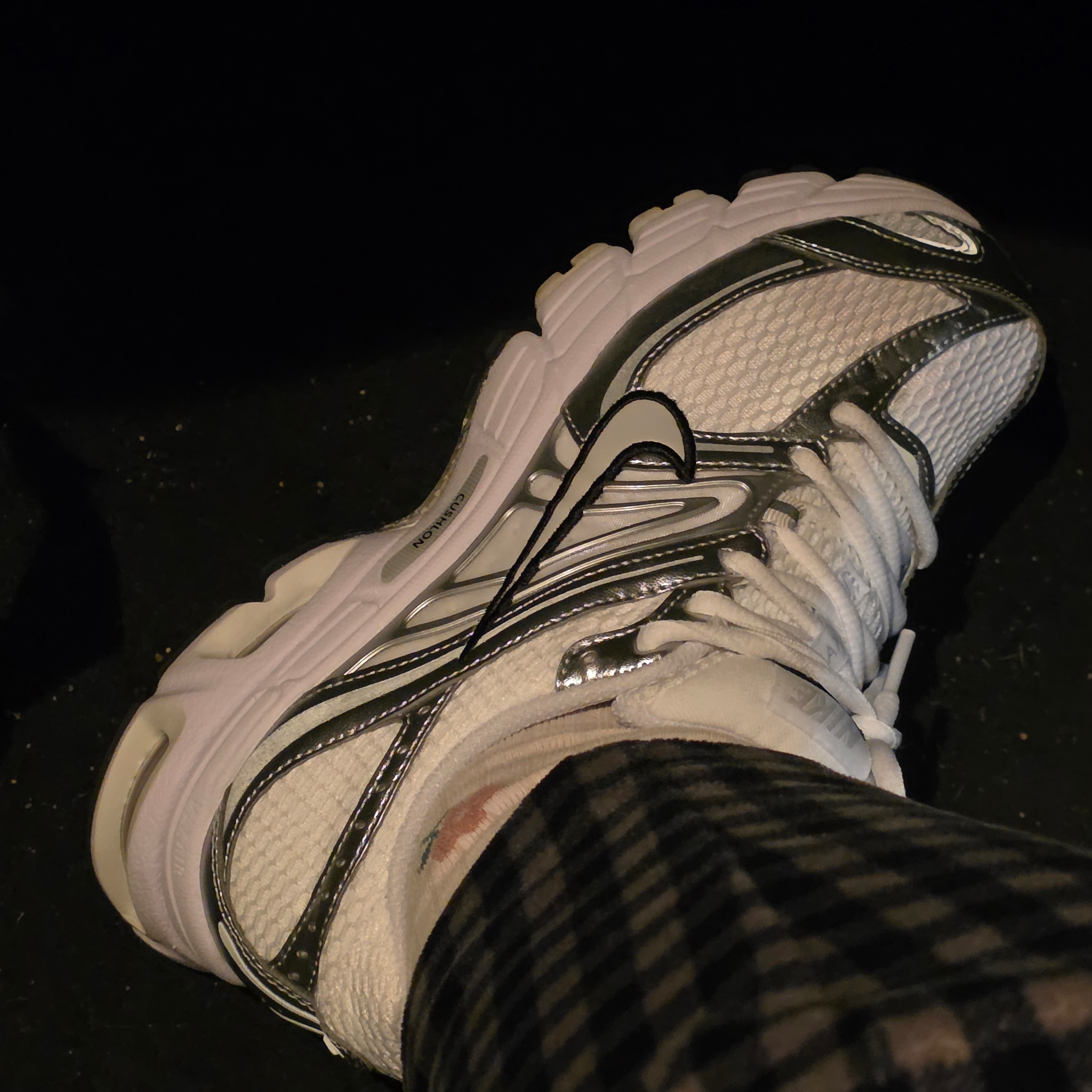 (W) Nike Air Max Moto 2K White Metallic Silver 착용 스타일 - 1