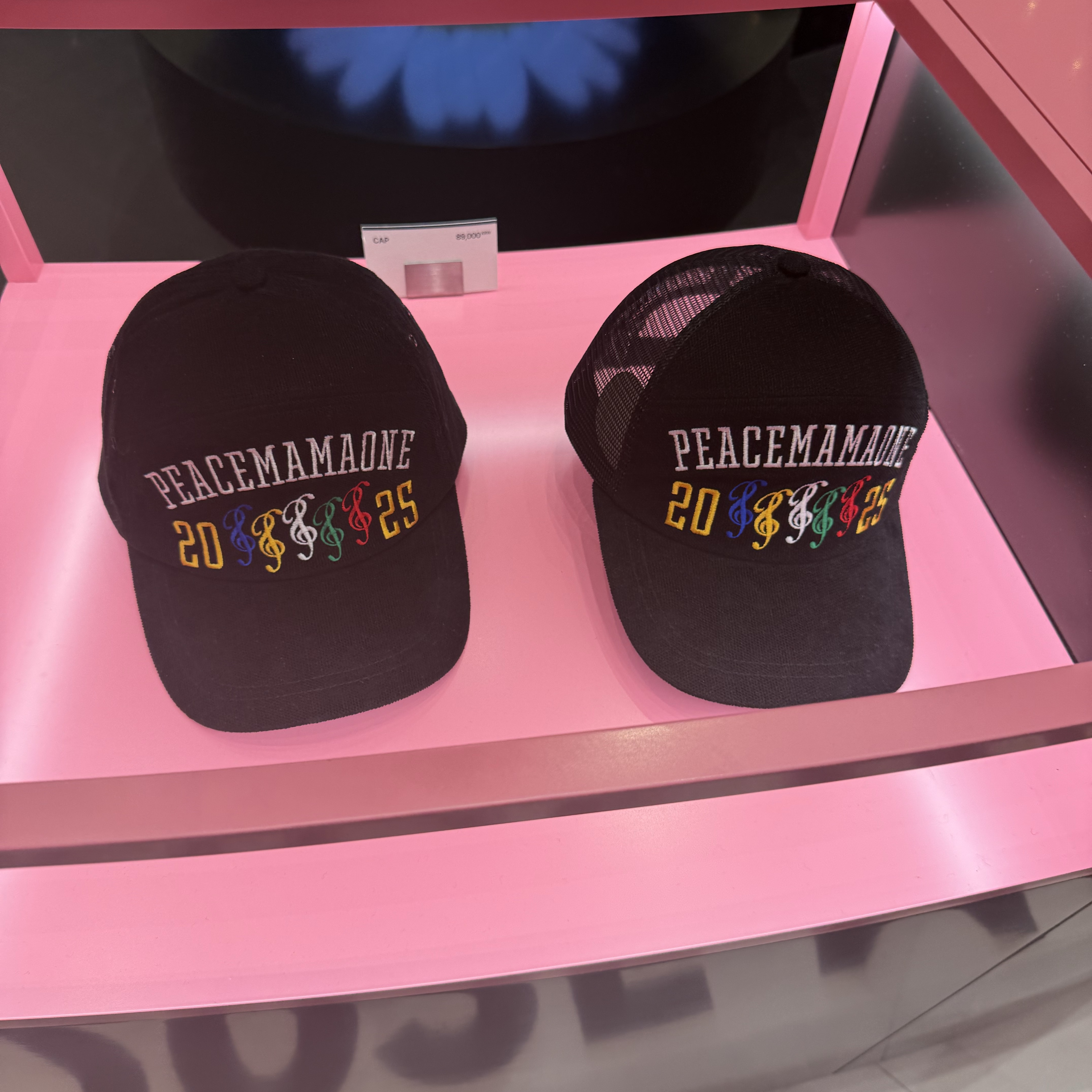 Peaceminusone x 2025 MAMA Awards Peacemamaone Scarf, Peaceminusone x 2025 MAMA Awards Peacemamaone Coat Black 착용 스타일 - 2