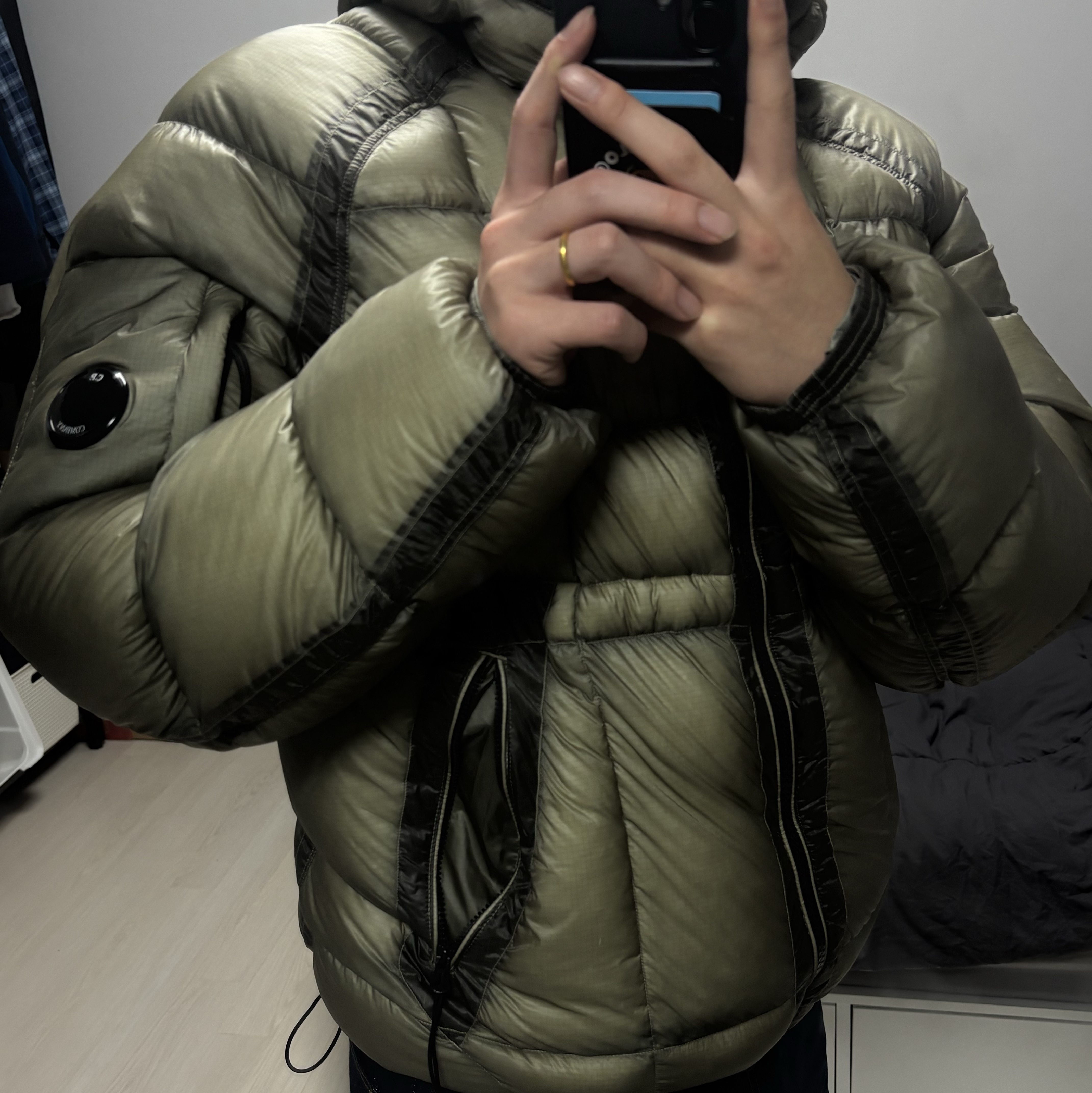C.P. Company D.D. Shell Hooded Down Jacket Fungi Grey - 25FW, BAPE Baby Milo MagSafe Card Holder Black 착용 스타일 - 3