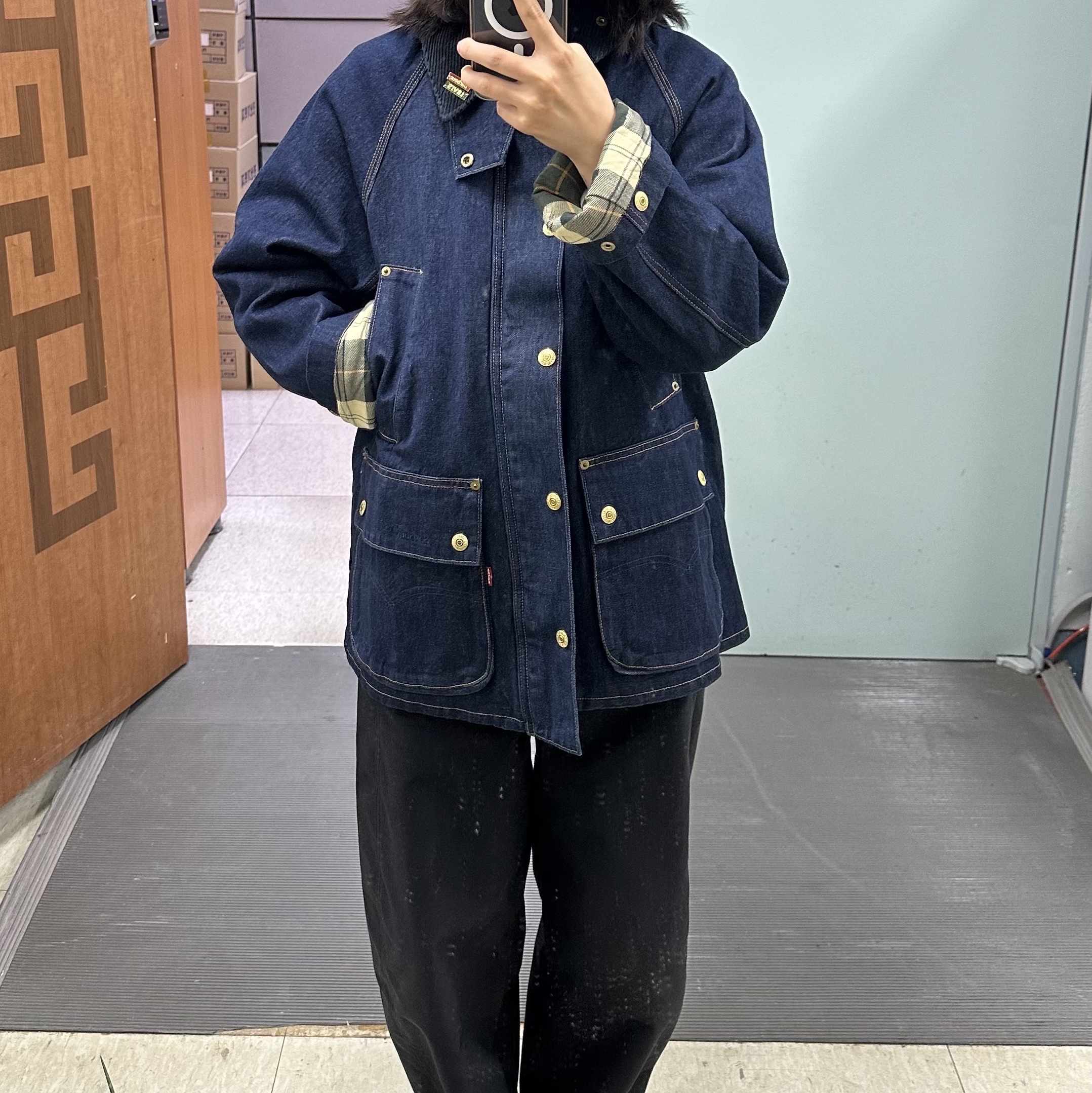 Levi's x Barbour Oversized Bedale Jacket Dark Rinsed Denim 착용 스타일