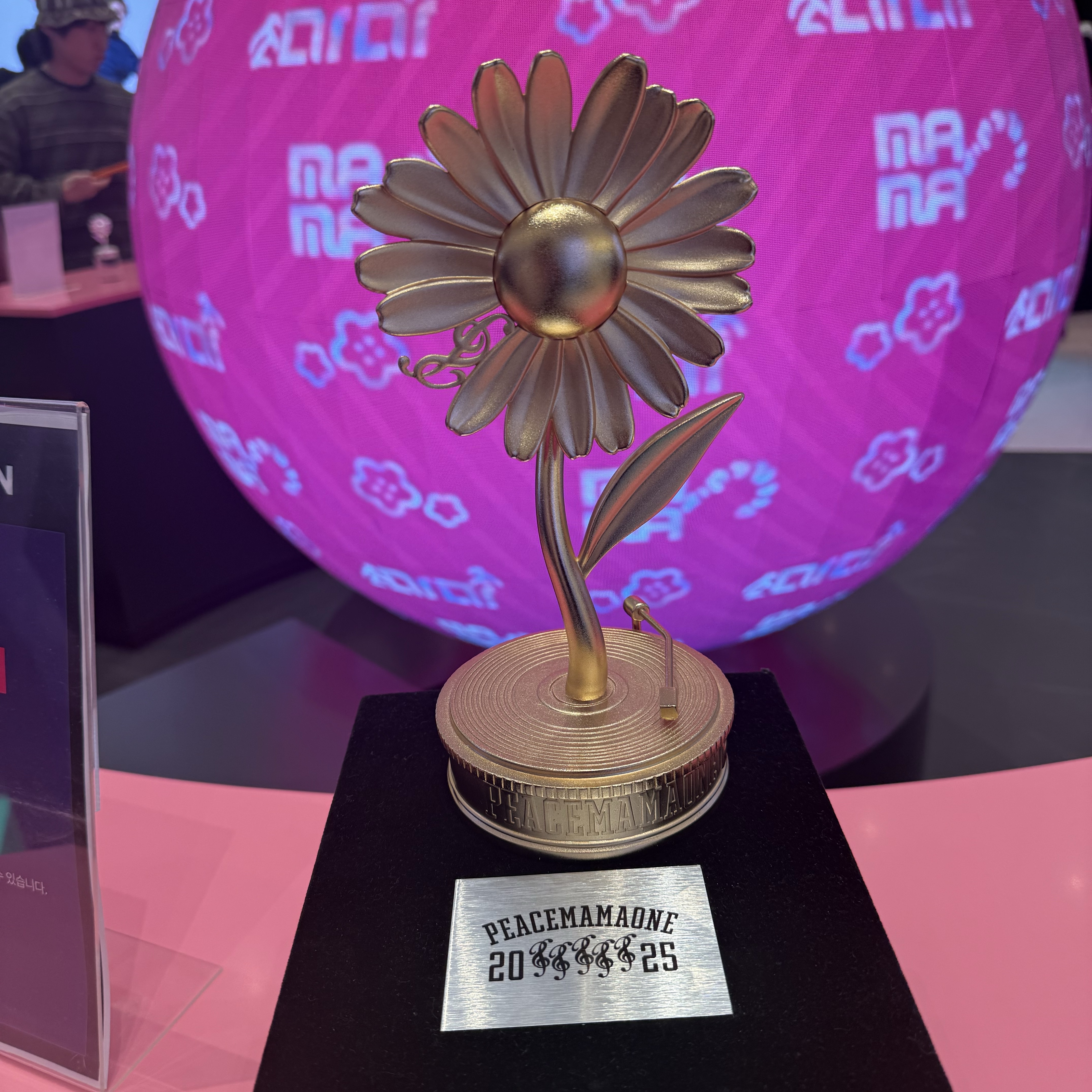 Peaceminusone x 2025 MAMA Awards Peacemamaone Scarf, Peaceminusone x 2025 MAMA Awards Peacemamaone Coat Black 착용 스타일 - 5