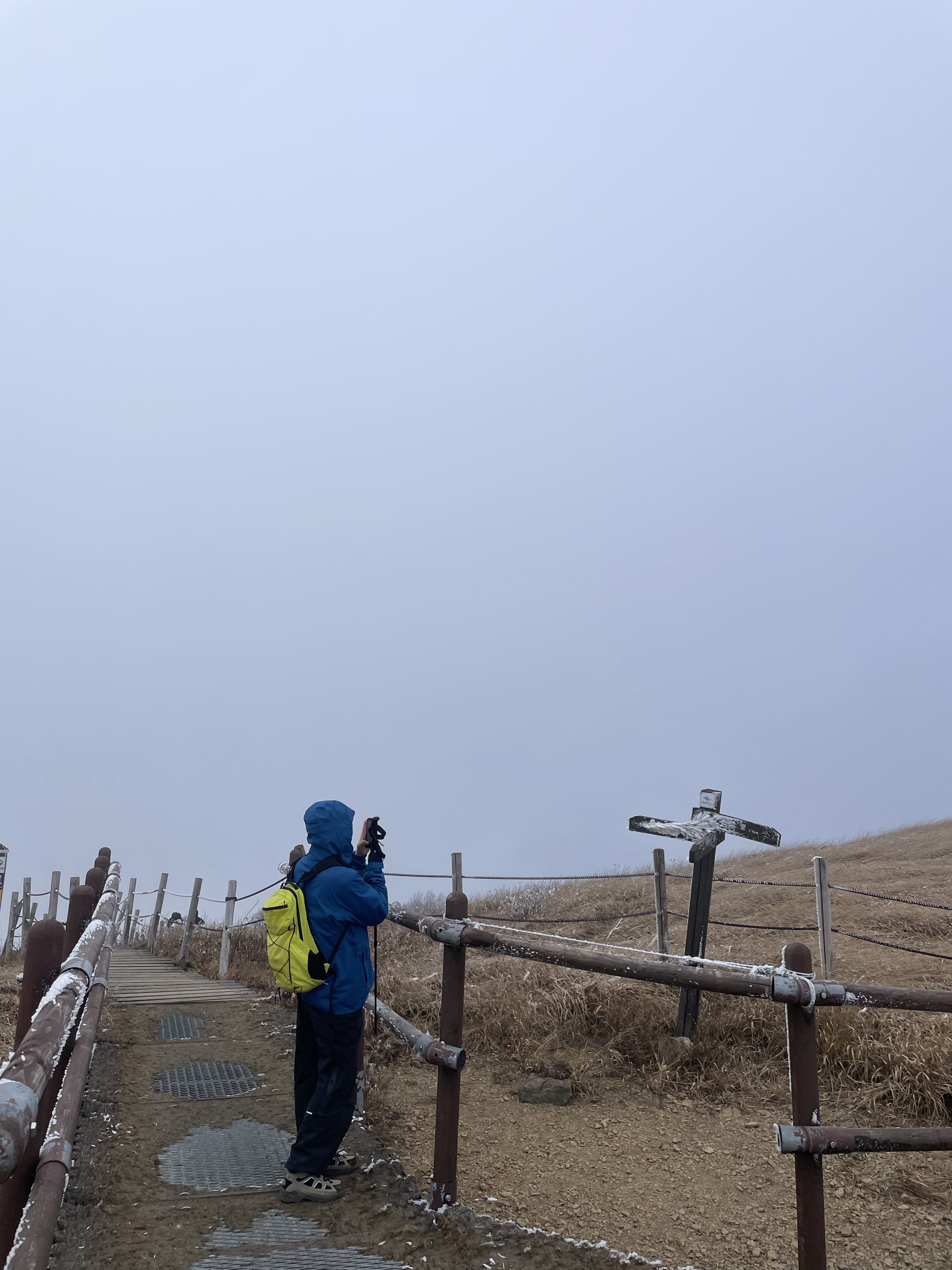 Arc'teryx Aerios 18 Backpack Euphoria, Patagonia Torrentshell 3L Jacket Endless Blue 착용 스타일 - 2