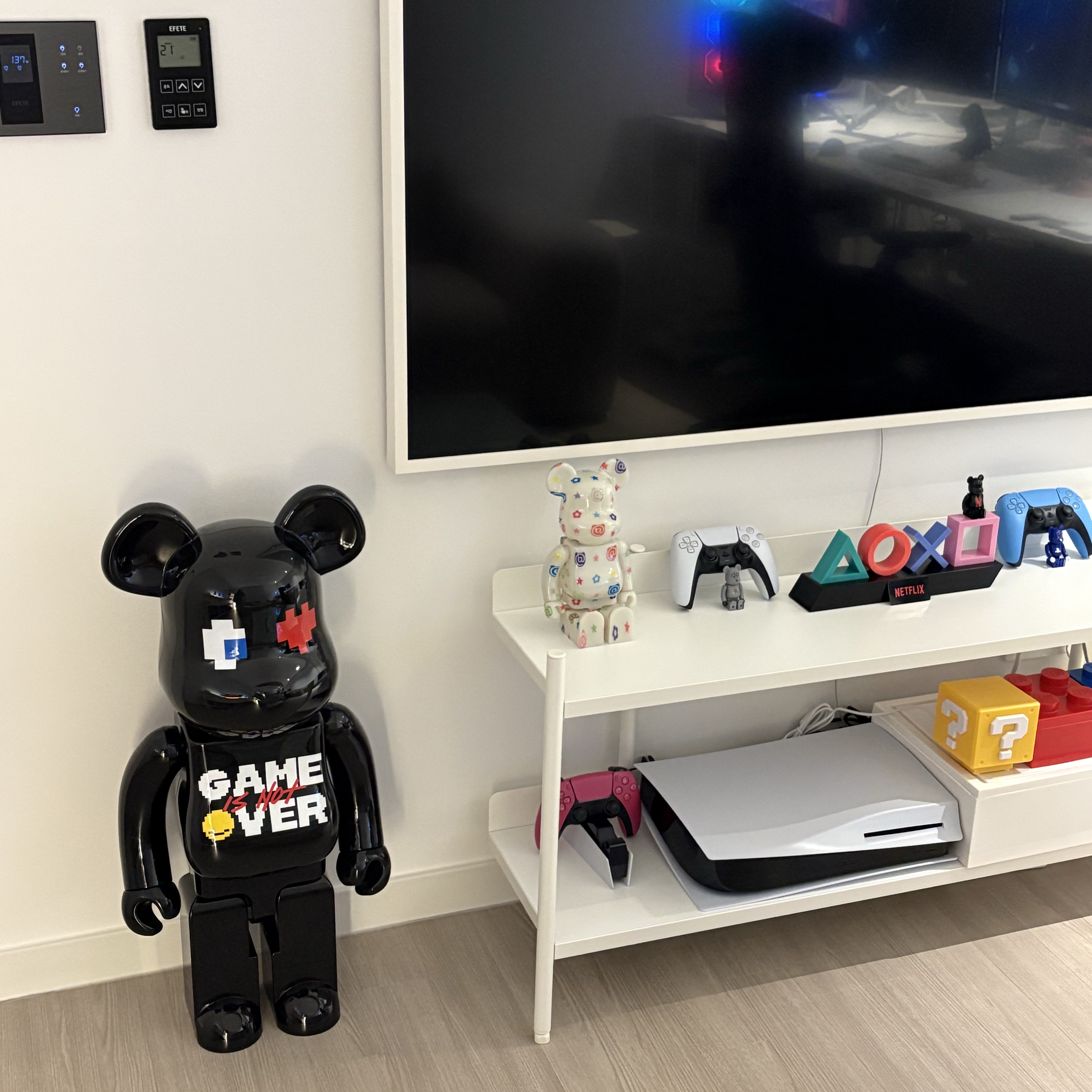 Bearbrick x Kaws Tension 1000%, Kaws x Squid Game Chul-Su Vinyl Figure Coloured 착용 스타일 - 4