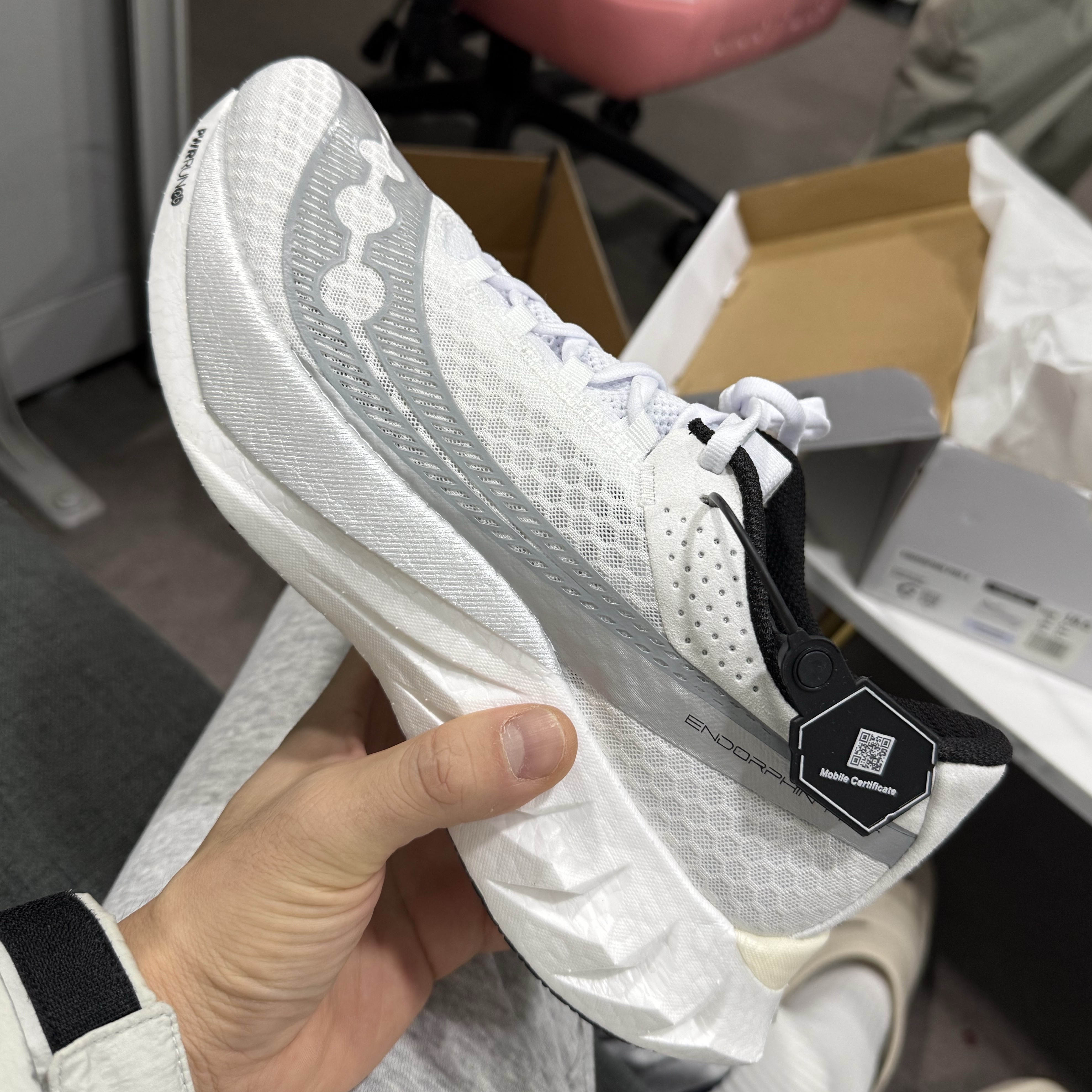 Saucony Endorphin Pro 4 White Silver, New Balance FuelCell Rebel v5 Angora Earth Shadow Sea Salt - D Standard 착용 스타일 - 1
